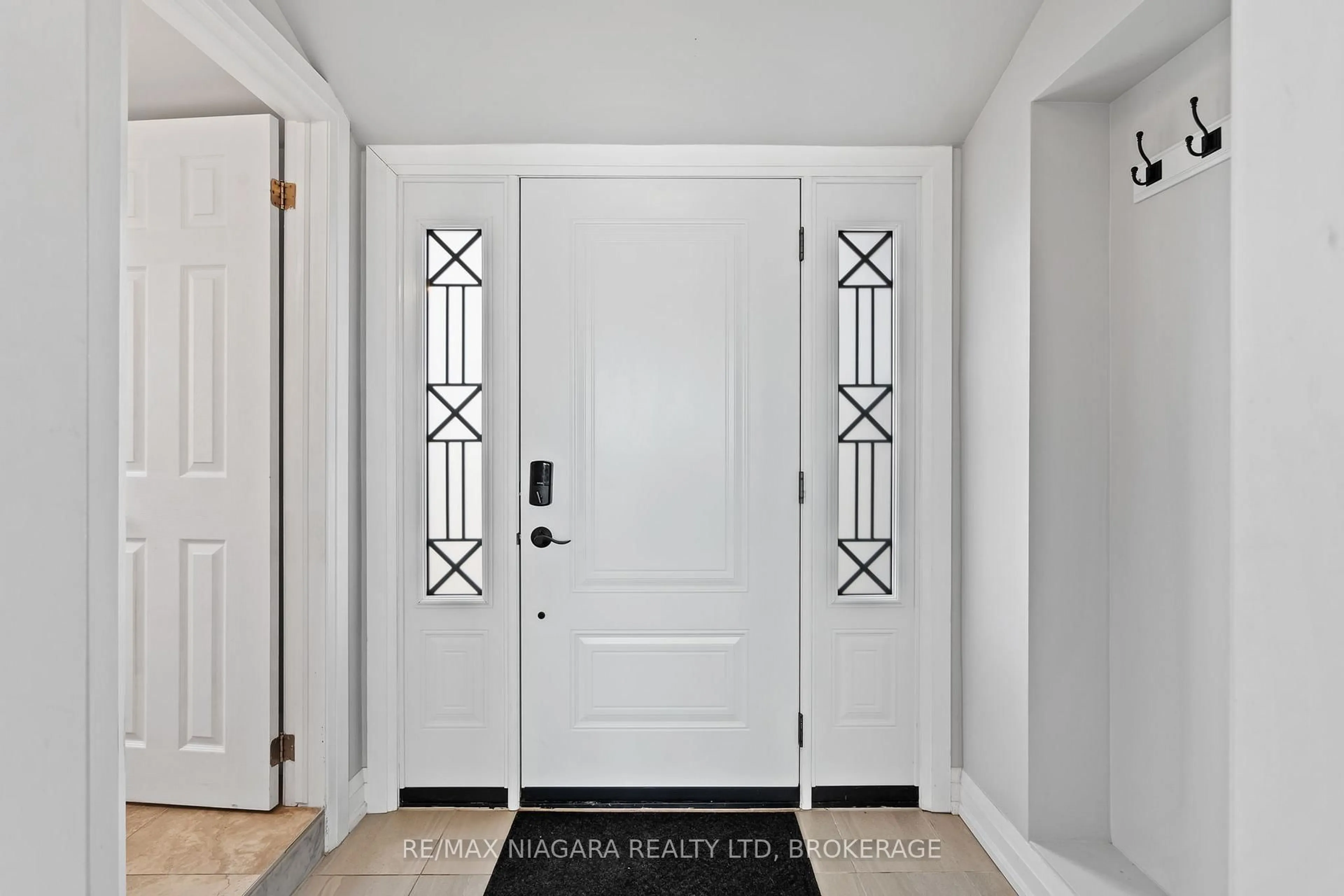 Indoor entryway for 2952 North Shore (Regional Rd 3) Dr, Haldimand Ontario N0A 1K0