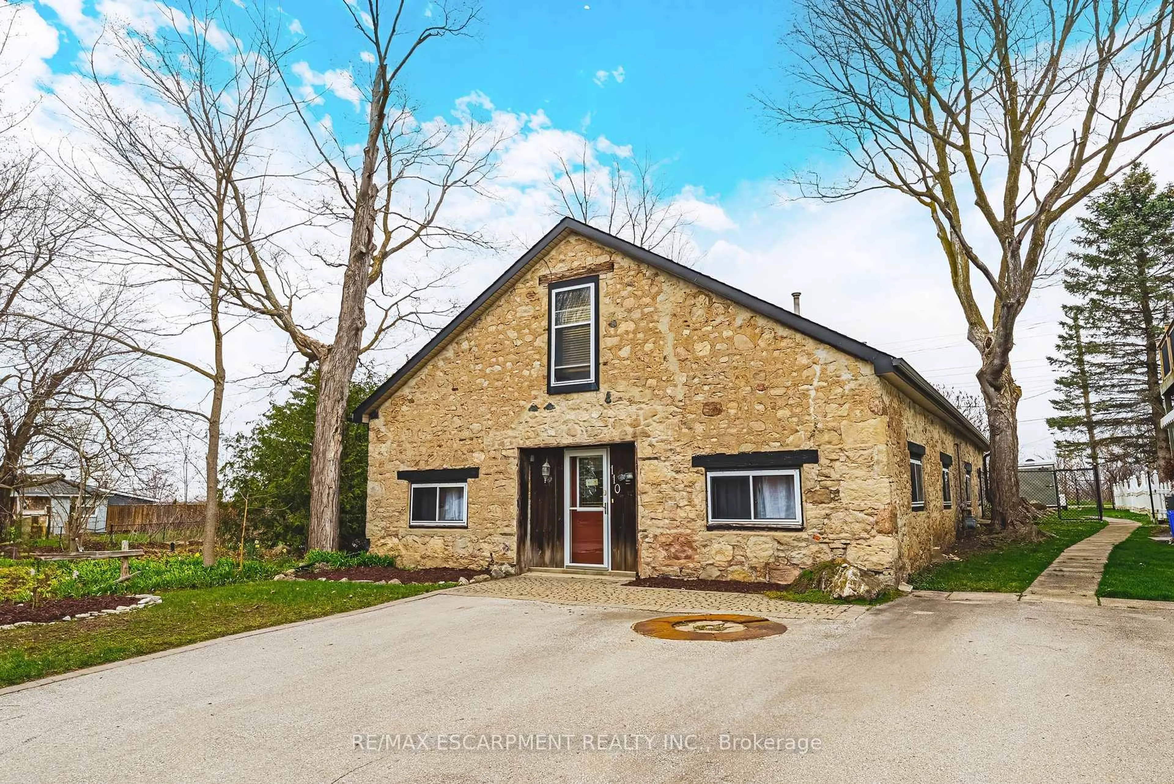 A pic from outside/outdoor area/front of a property/back of a property/a pic from drone, building for 110 Freelton Rd, Hamilton Ontario L8B 0Z3