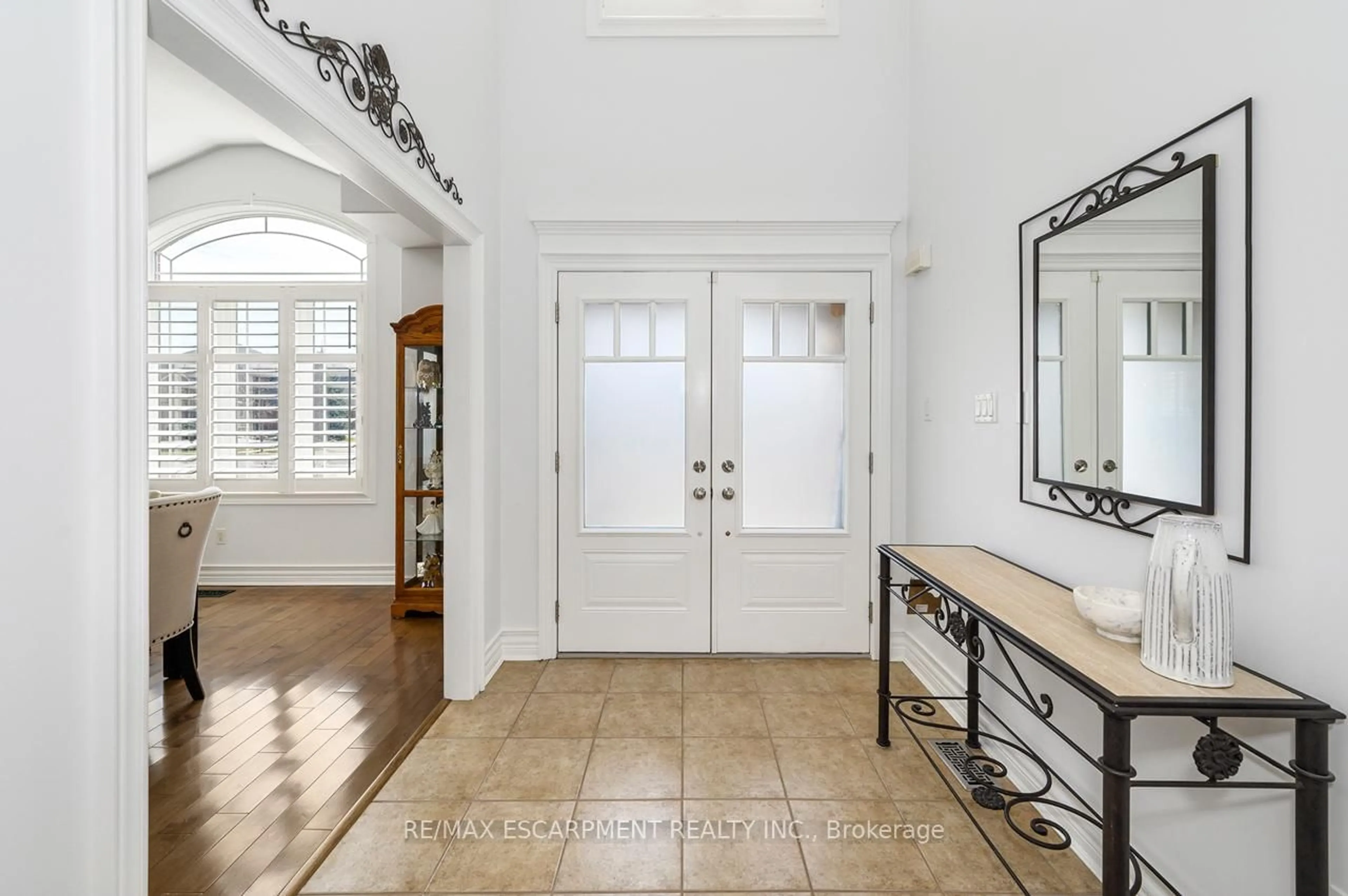 Indoor entryway for 27 Carver Dr, Hamilton Ontario L0R 1C0