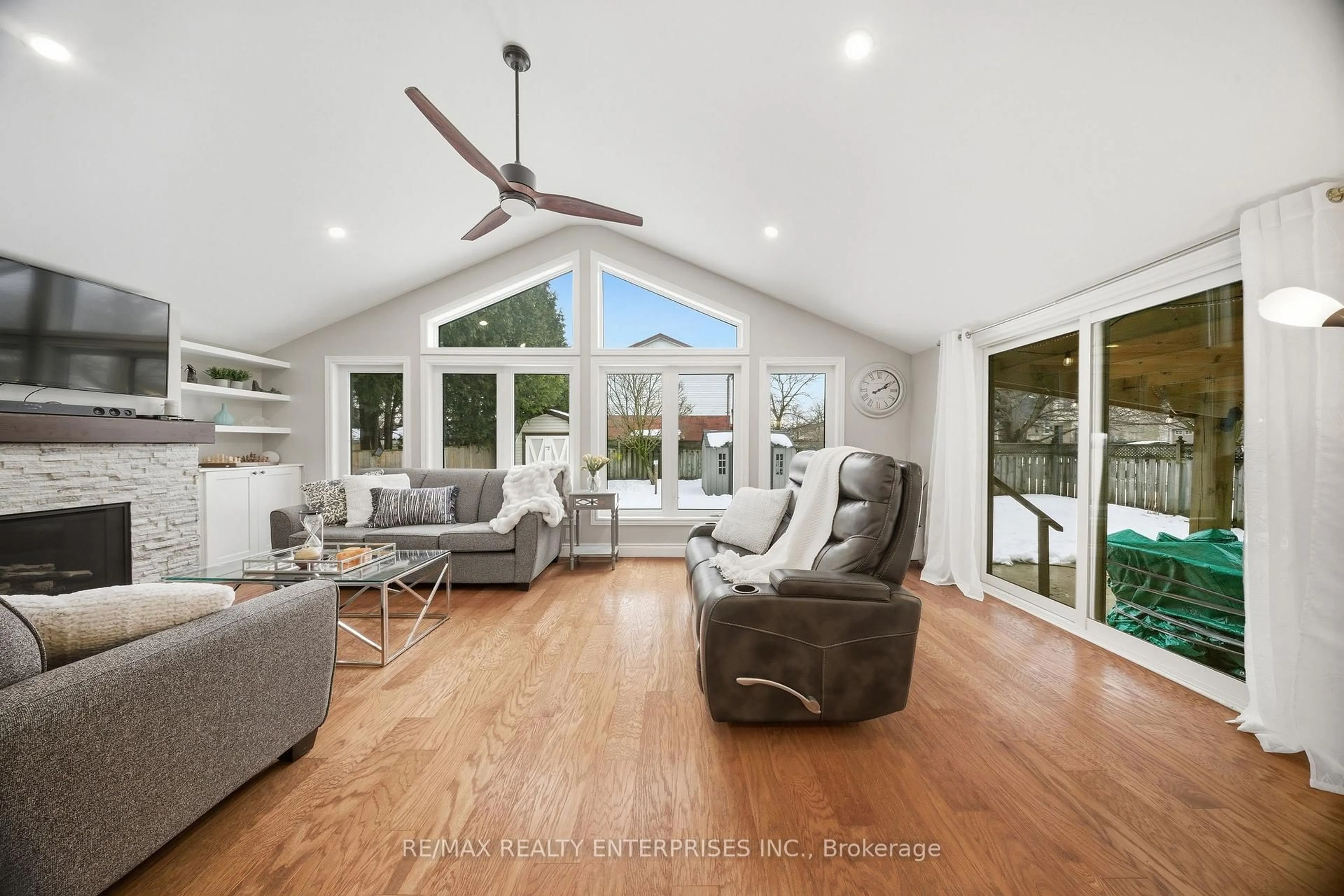 Living room with furniture, unknown for 328 Burnett Ave, Cambridge Ontario N1T 1G6