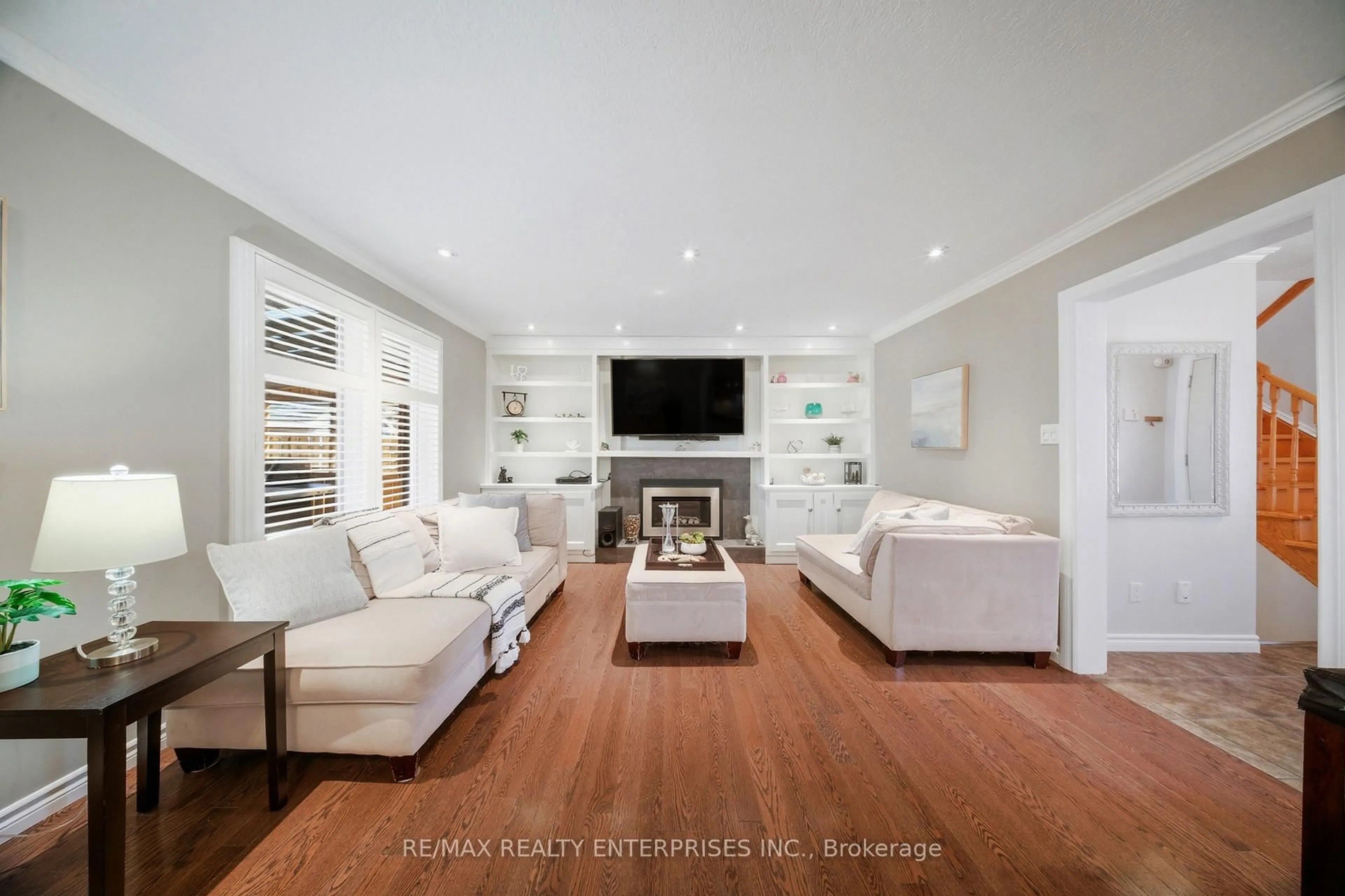 Living room with furniture, wood/laminate floor for 23 Cowan Blvd, Cambridge Ontario N1T 1E5