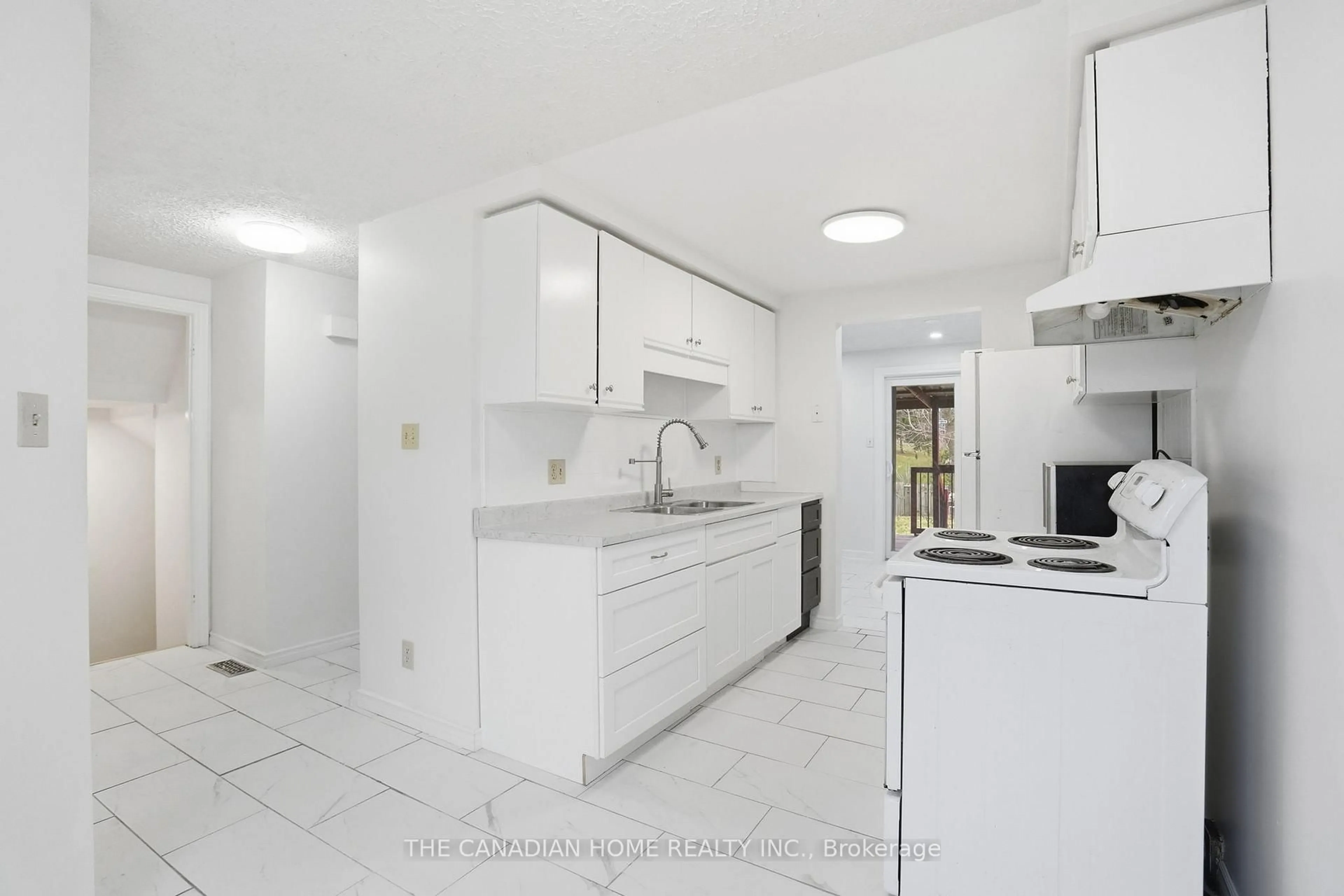 Standard kitchen, ceramic/tile floor for 61 Freeman Cres, Norfolk Ontario N3Y 5K1