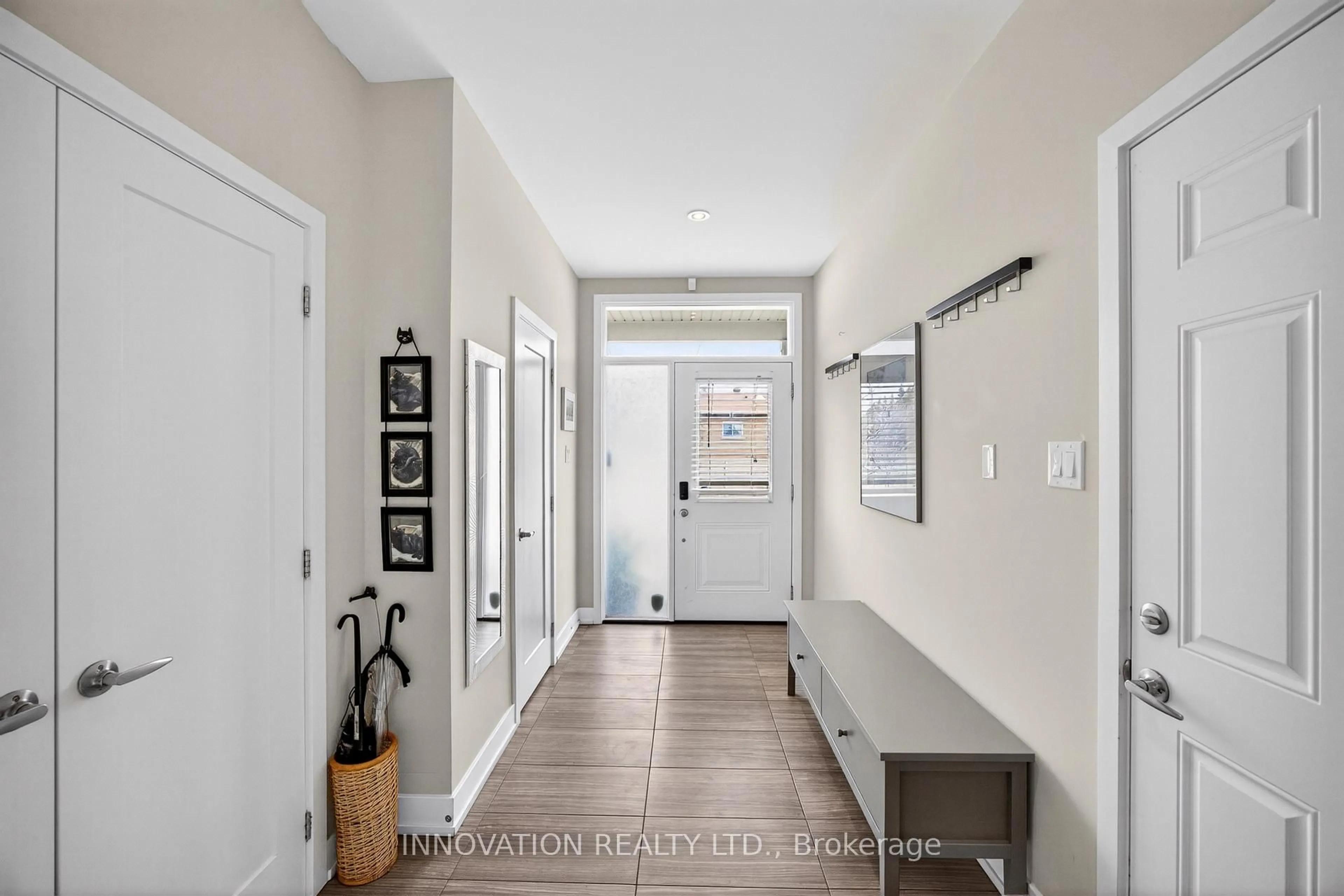 Indoor entryway for 1306 Avenue P Ave, Ottawa Ontario K1G 0B3
