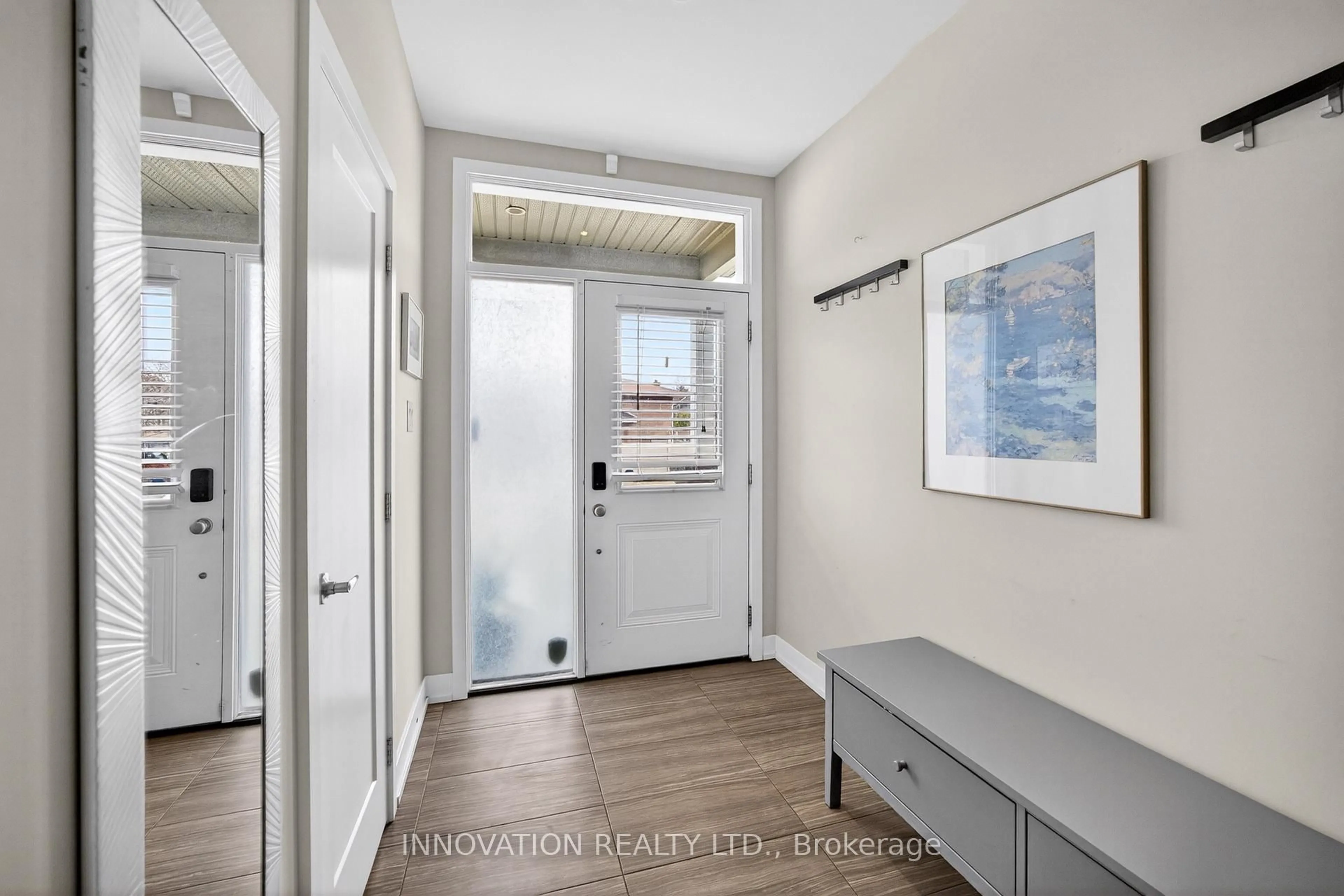 Indoor entryway for 1306 Avenue P Ave, Ottawa Ontario K1G 0B3