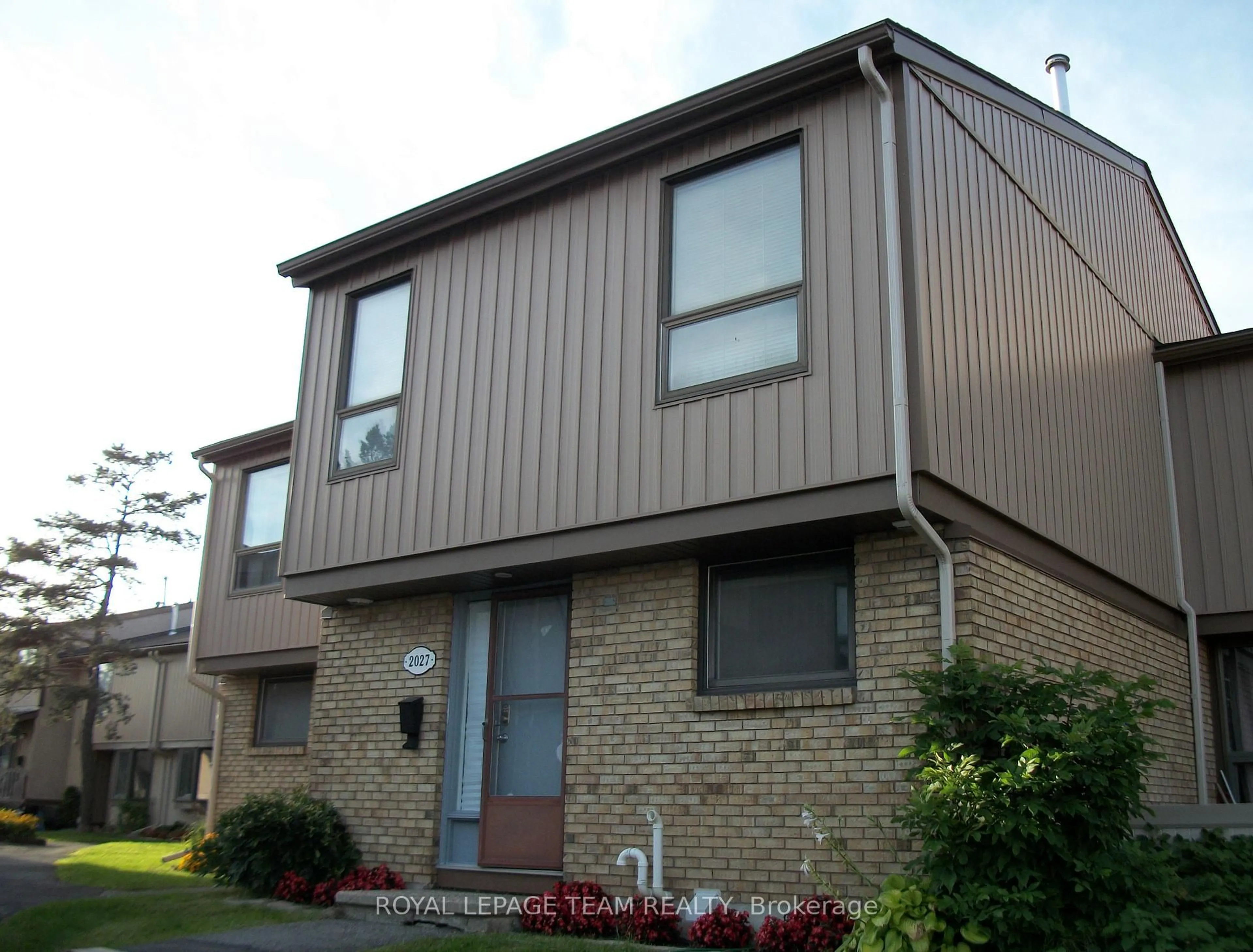 Home with vinyl exterior material, street for 2027 Stonehenge Cres #35, Ottawa Ontario K1B 4N7