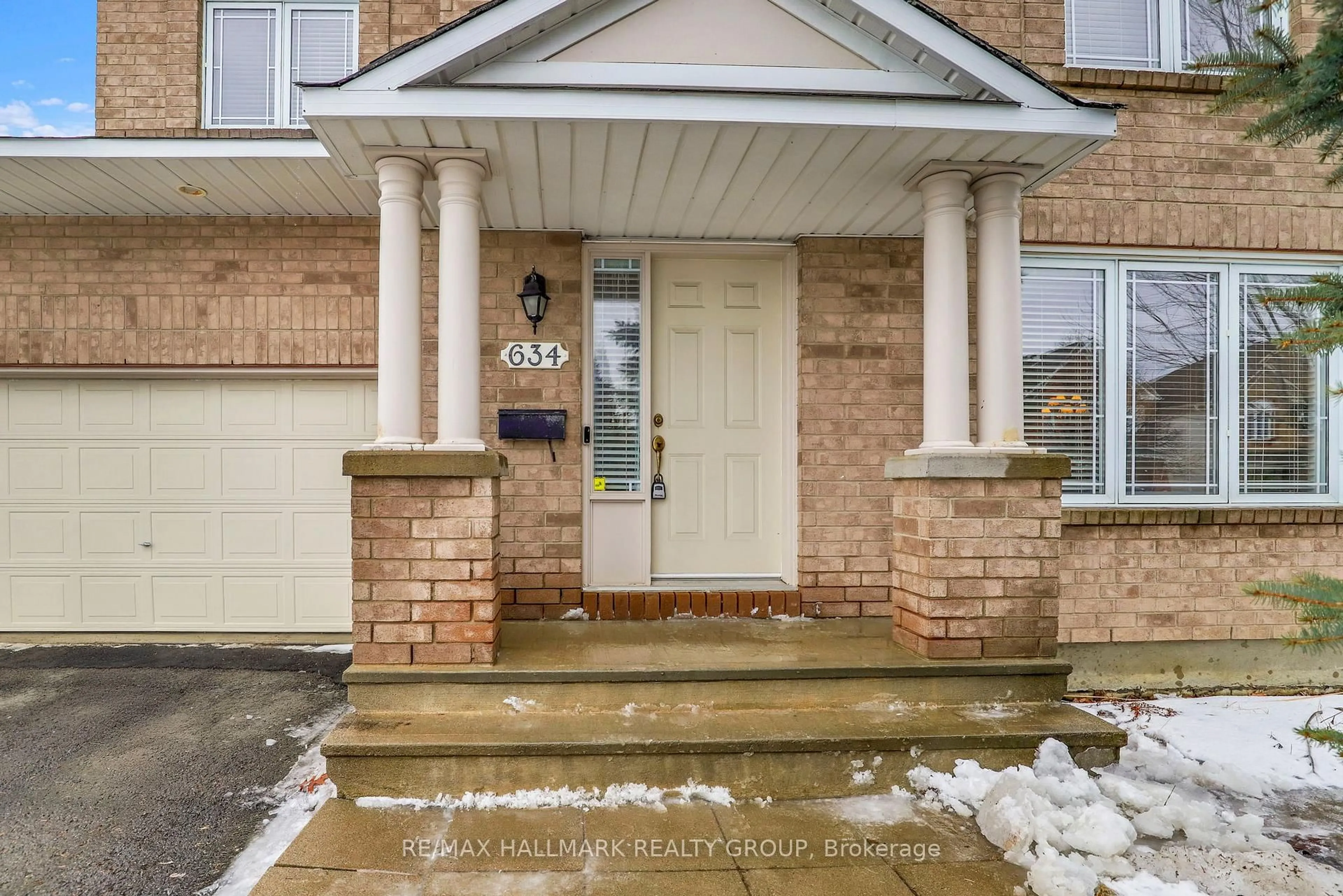 Indoor entryway for 634 Aquaview Dr, Ottawa Ontario K4A 4W2