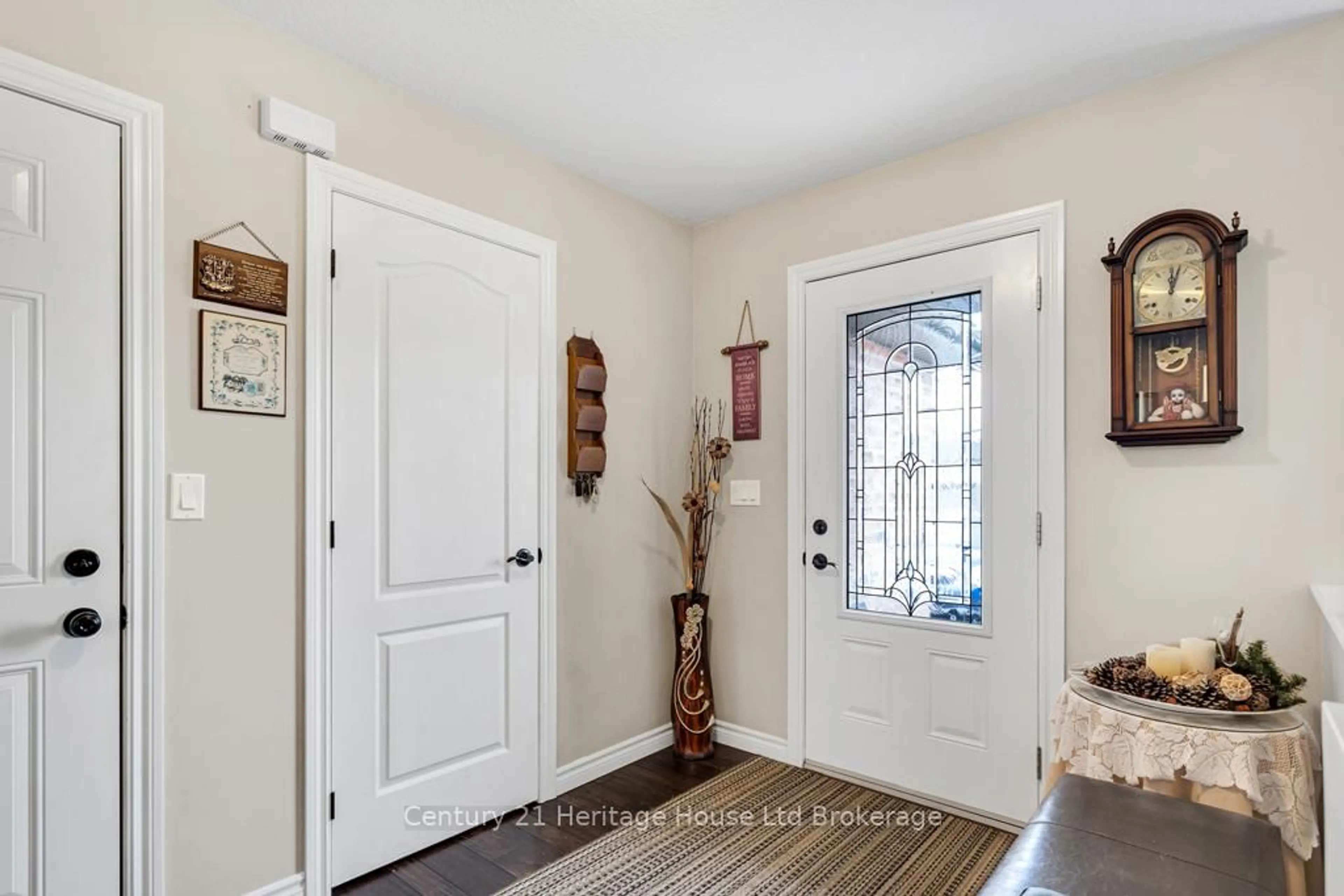 Indoor entryway for 69 William St, Tillsonburg Ontario N4G 5R8