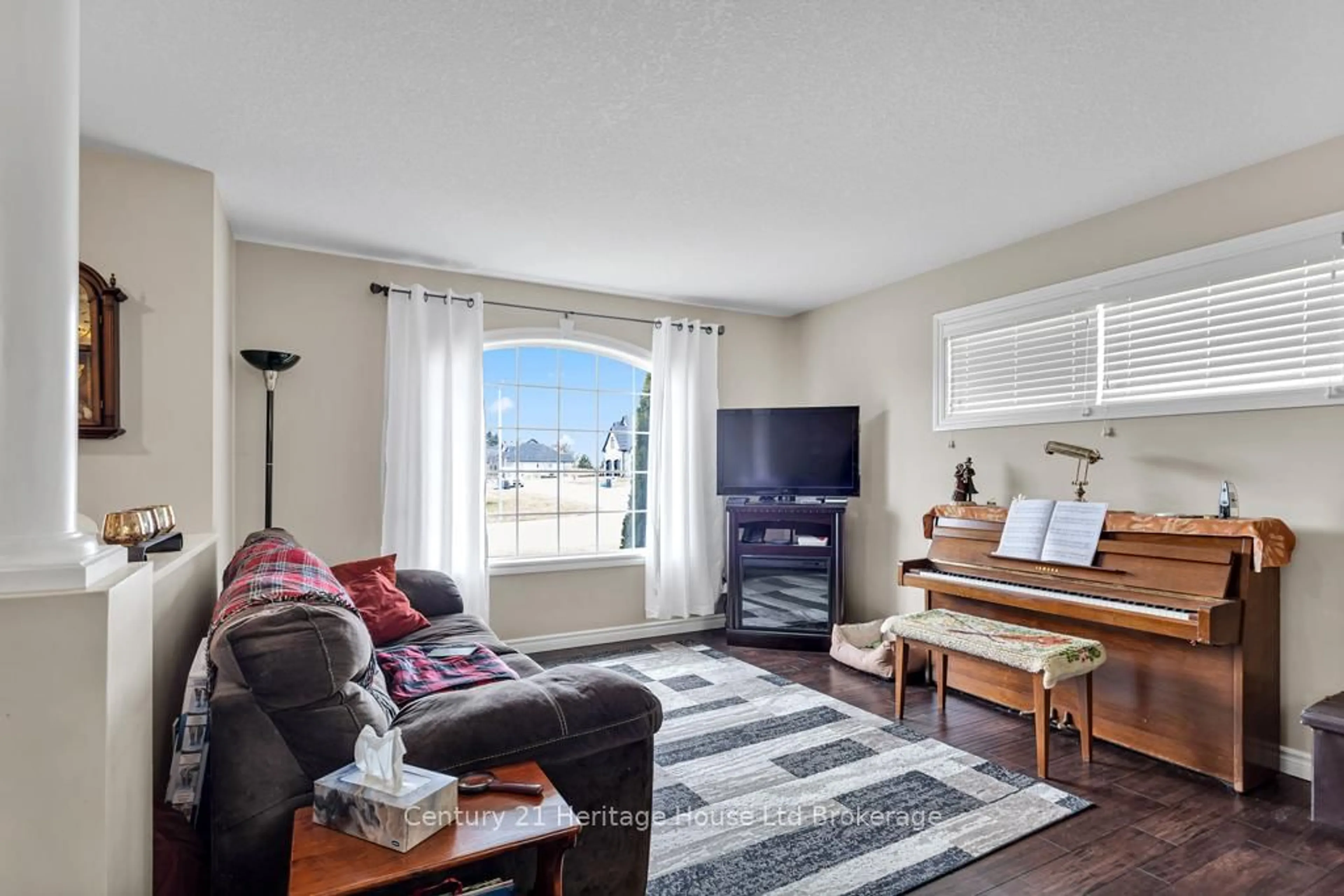 Living room with furniture, unknown for 69 William St, Tillsonburg Ontario N4G 5R8