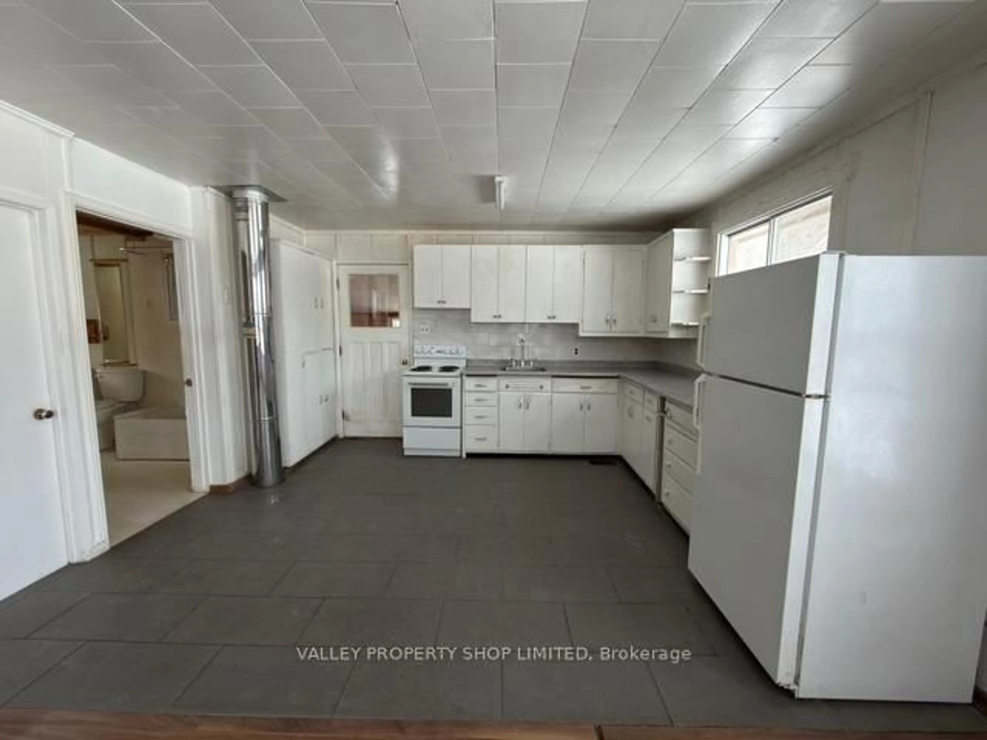 Standard kitchen, unknown for 148 Kuno Rd, Boulter Ontario K0L 1G0