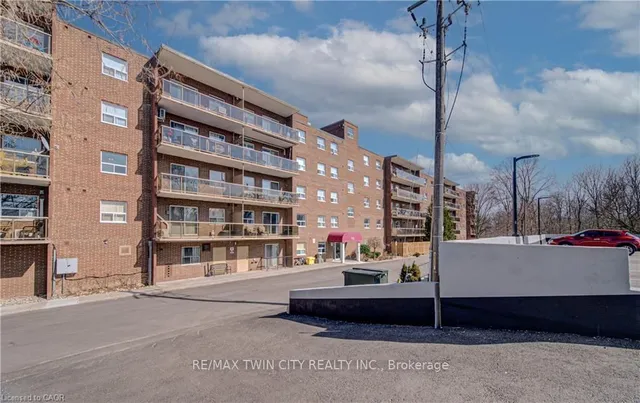 793 COLBORNE St #202, Brantford 3