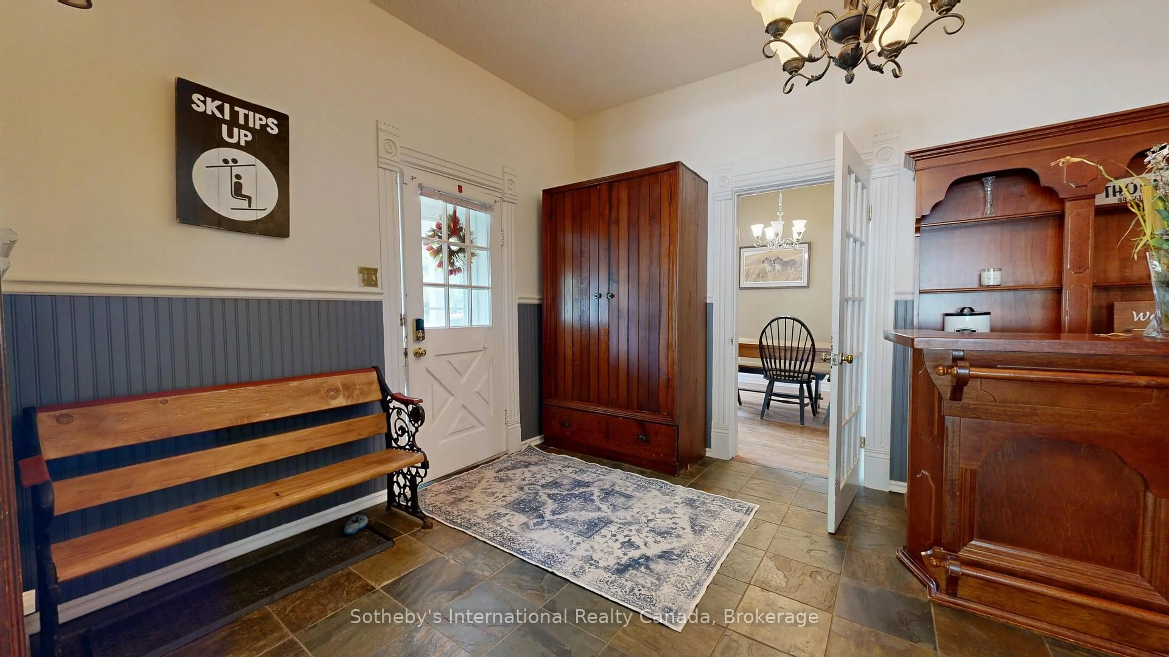 Indoor entryway for 103 Bruce St, Blue Mountains Ontario N0H 2P0