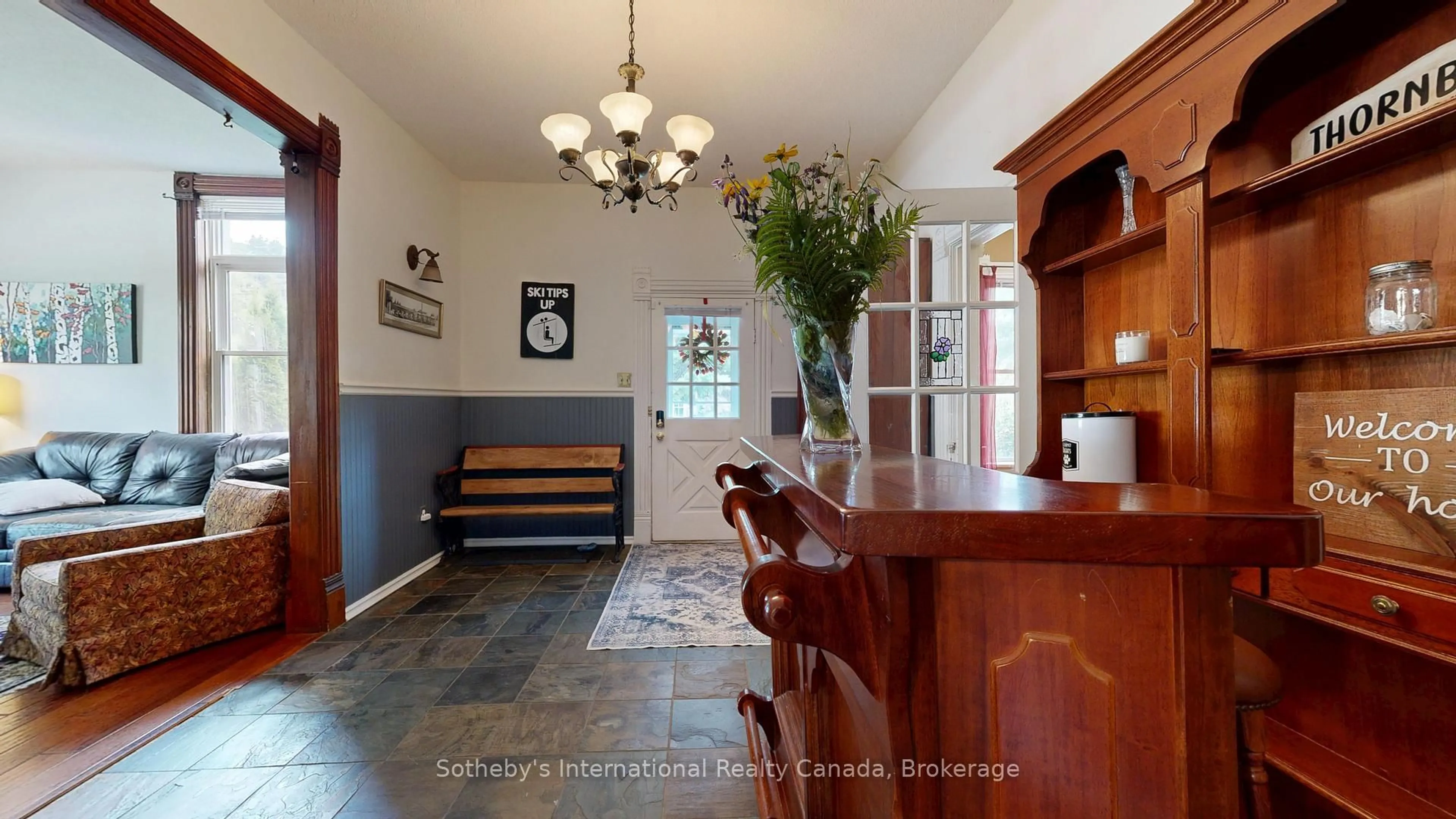 Indoor entryway for 103 Bruce St, Blue Mountains Ontario N0H 2P0