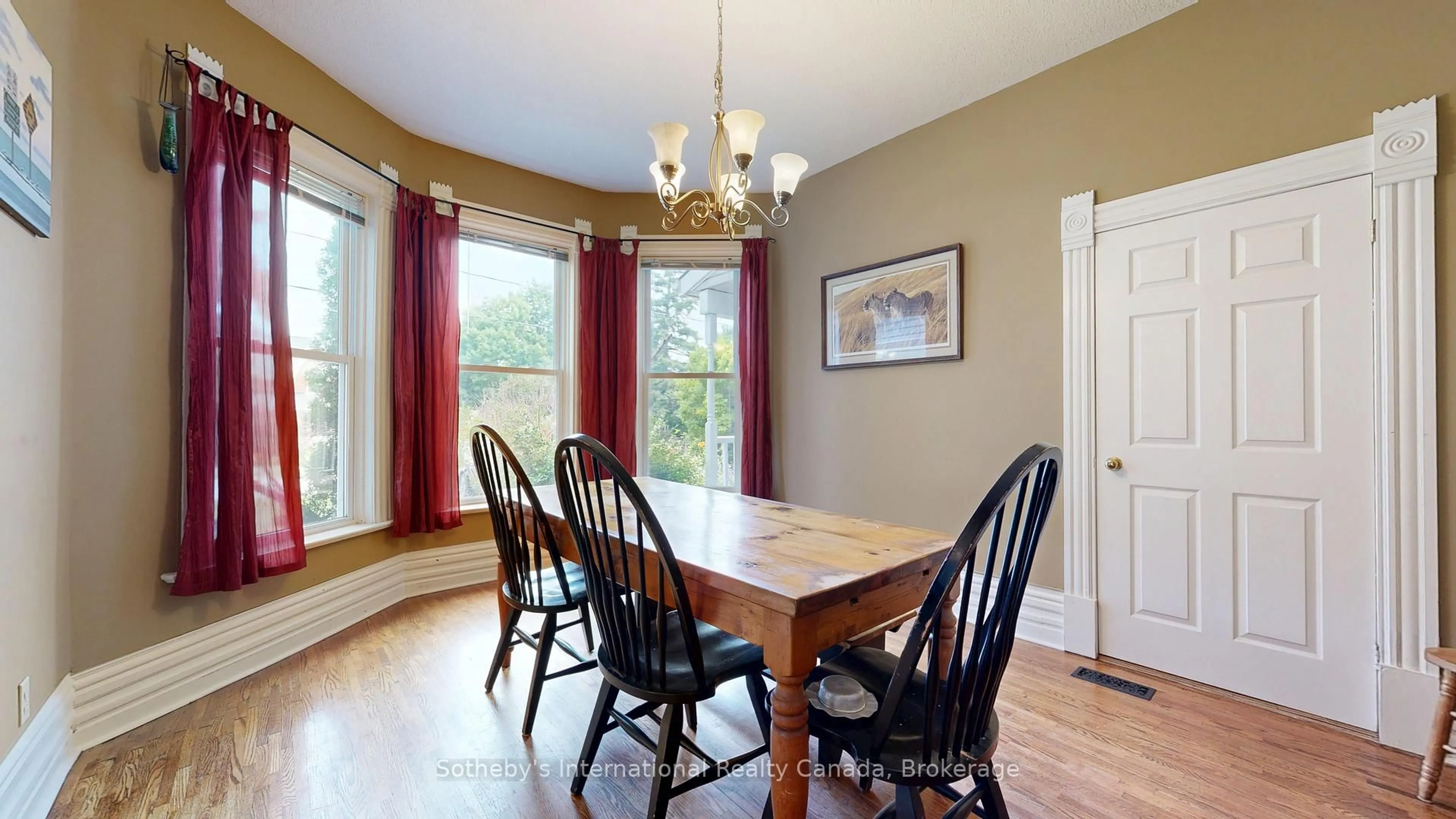 Dining room, wood/laminate floor for 103 Bruce St, Blue Mountains Ontario N0H 2P0