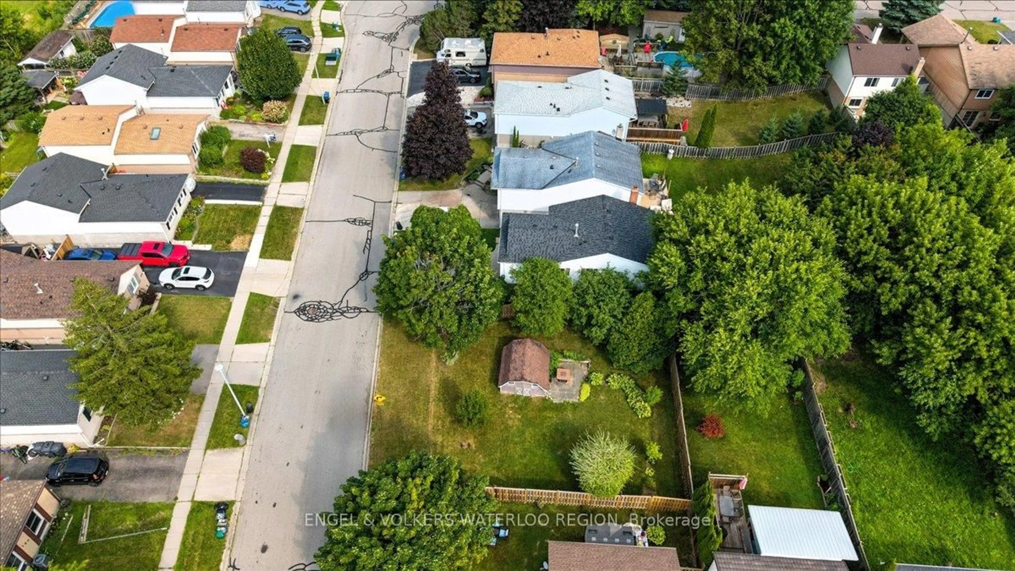 A pic from outside/outdoor area/front of a property/back of a property/a pic from drone, street for 71 Bradbury Cres, Cambridge Ontario N1R 7A3