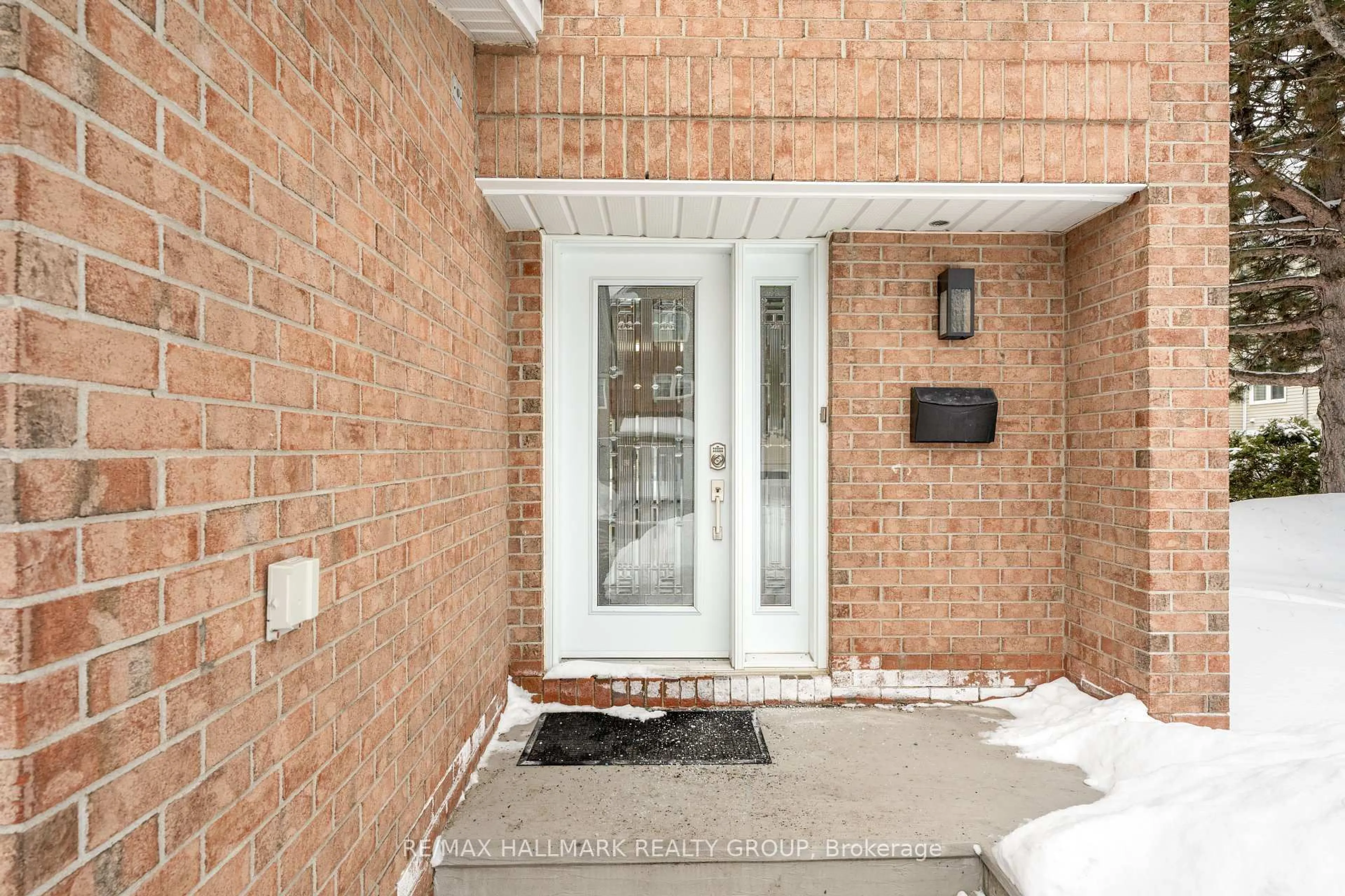 Indoor entryway for 14 Wrenwood Cres, Ottawa Ontario K2G 5V3