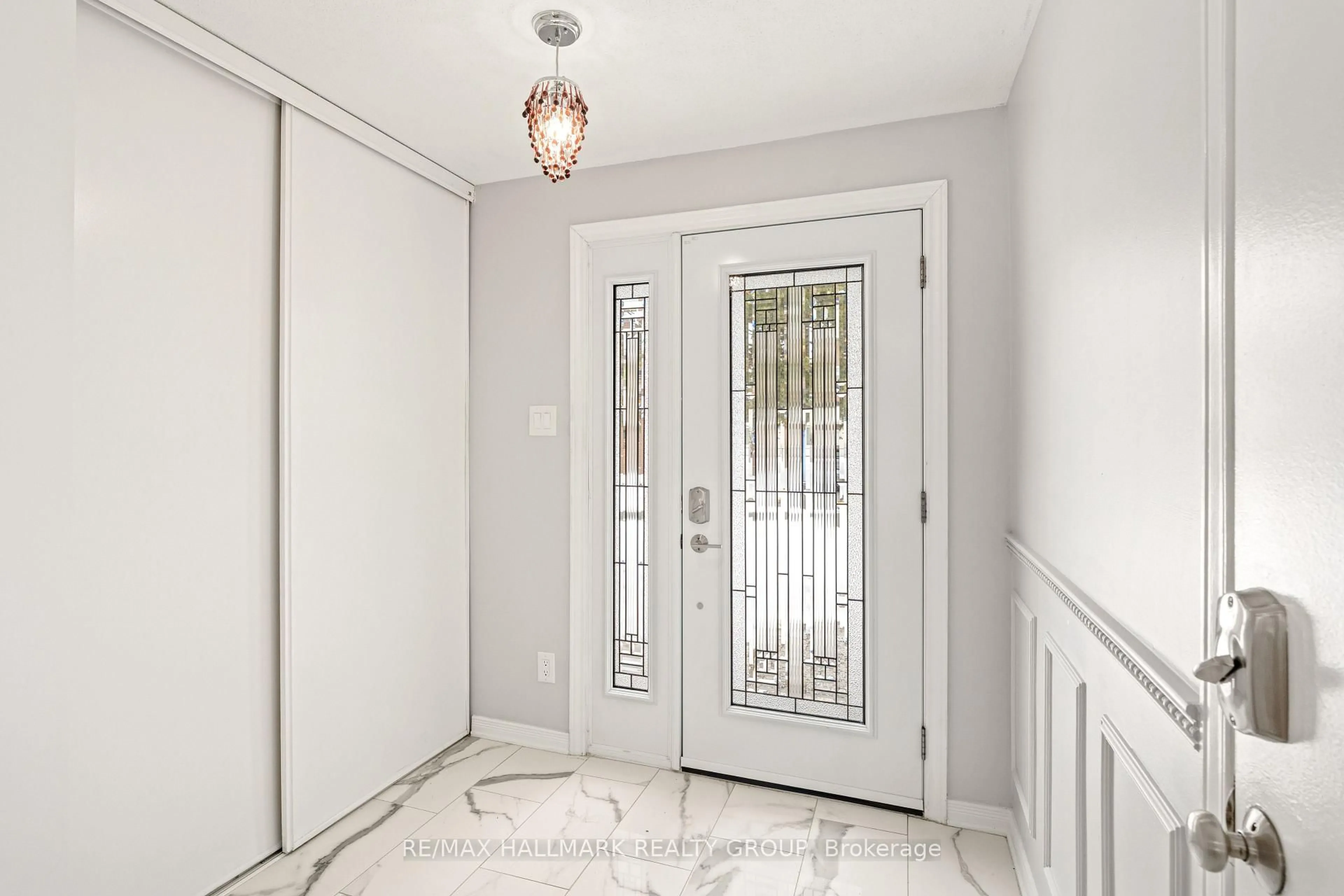 Indoor entryway for 14 Wrenwood Cres, Ottawa Ontario K2G 5V3