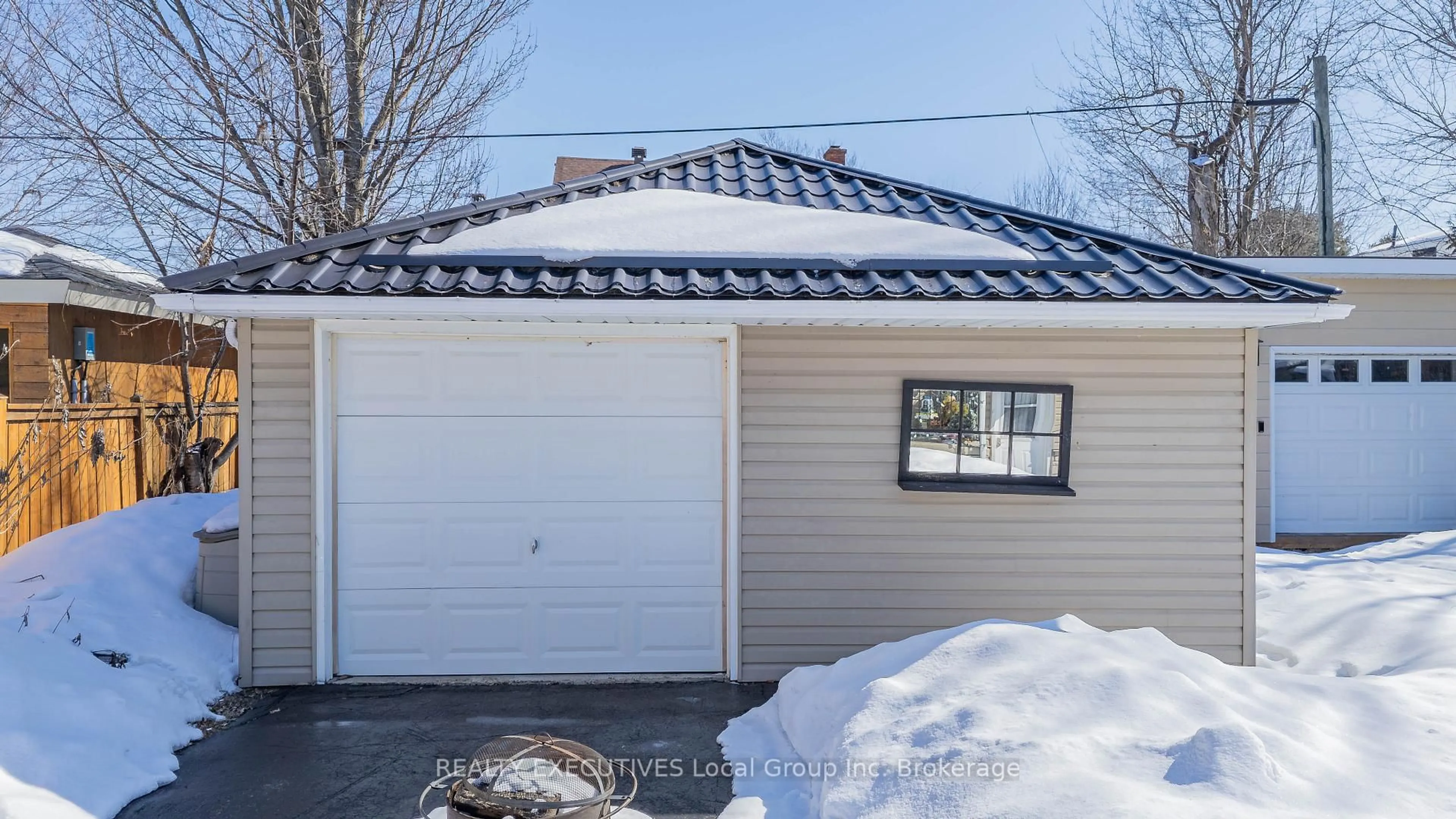 Indoor garage for 100 CAMPBELL Ave, North Bay Ontario P1A 1V8