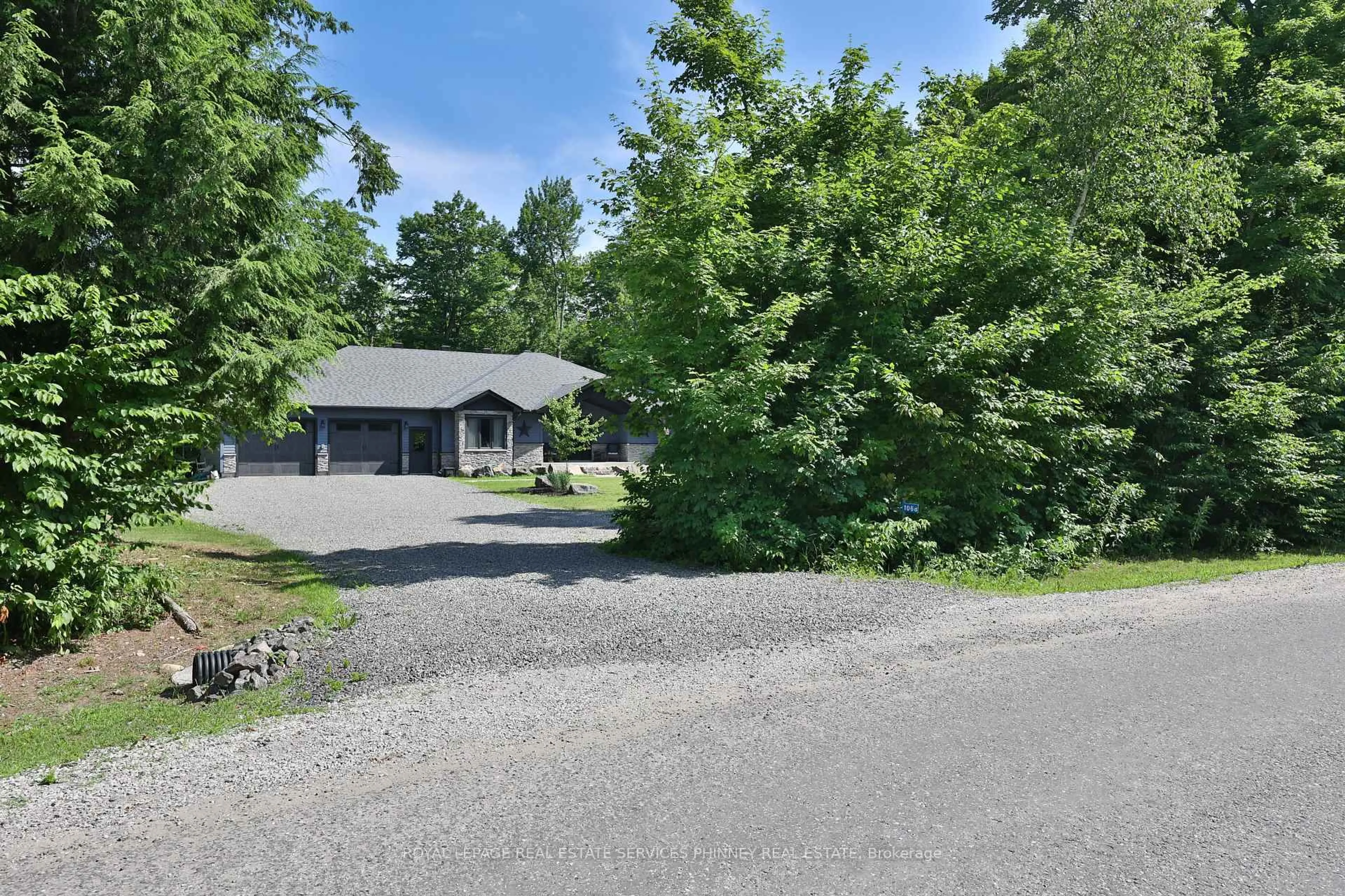 A pic from outside/outdoor area/front of a property/back of a property/a pic from drone, unknown for 1068 Xavier St, Gravenhurst Ontario P0E 1G0