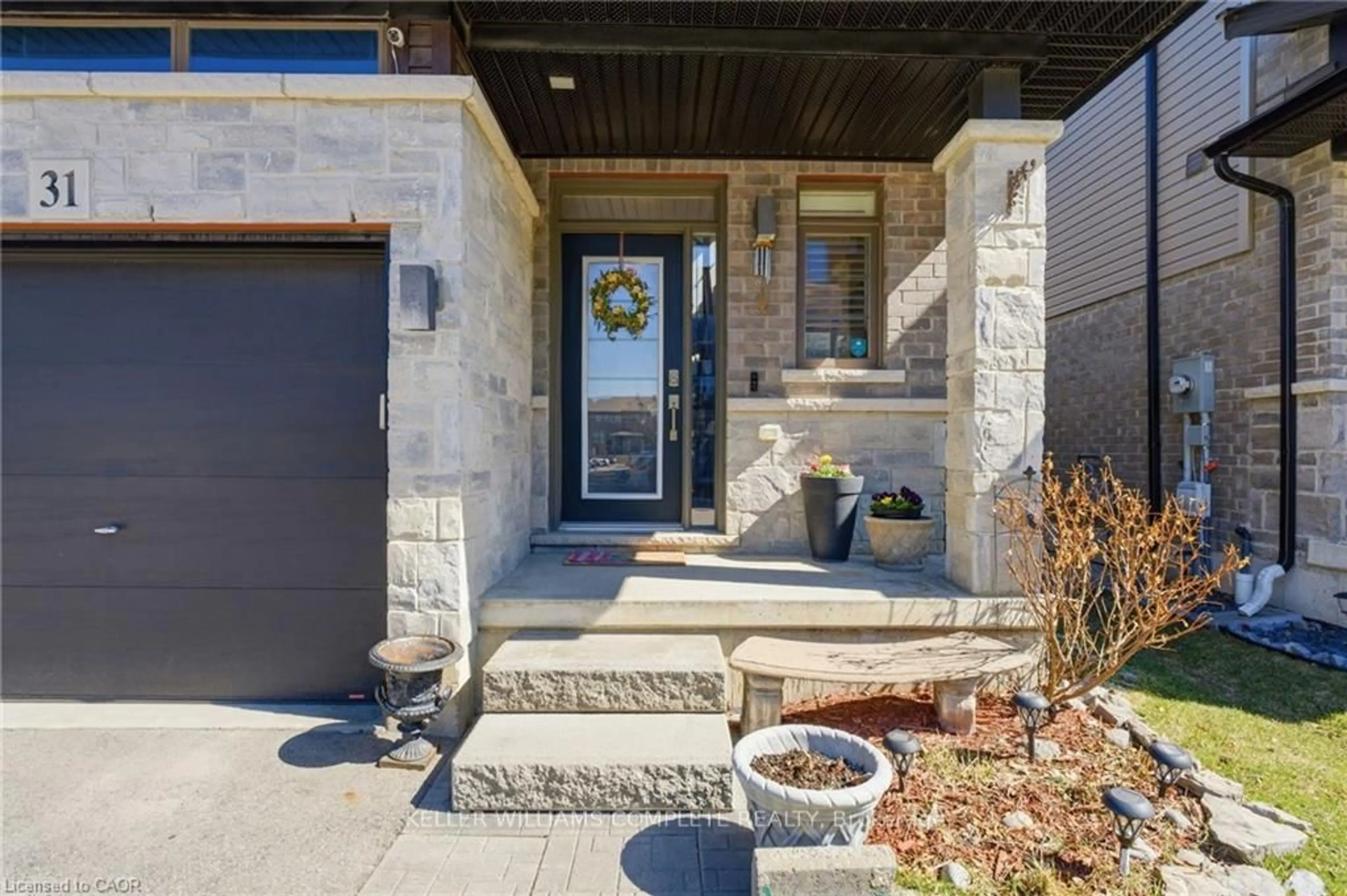 Indoor entryway for 30 TIMES SQUARE Blvd #31, Hamilton Ontario L8J 0L8