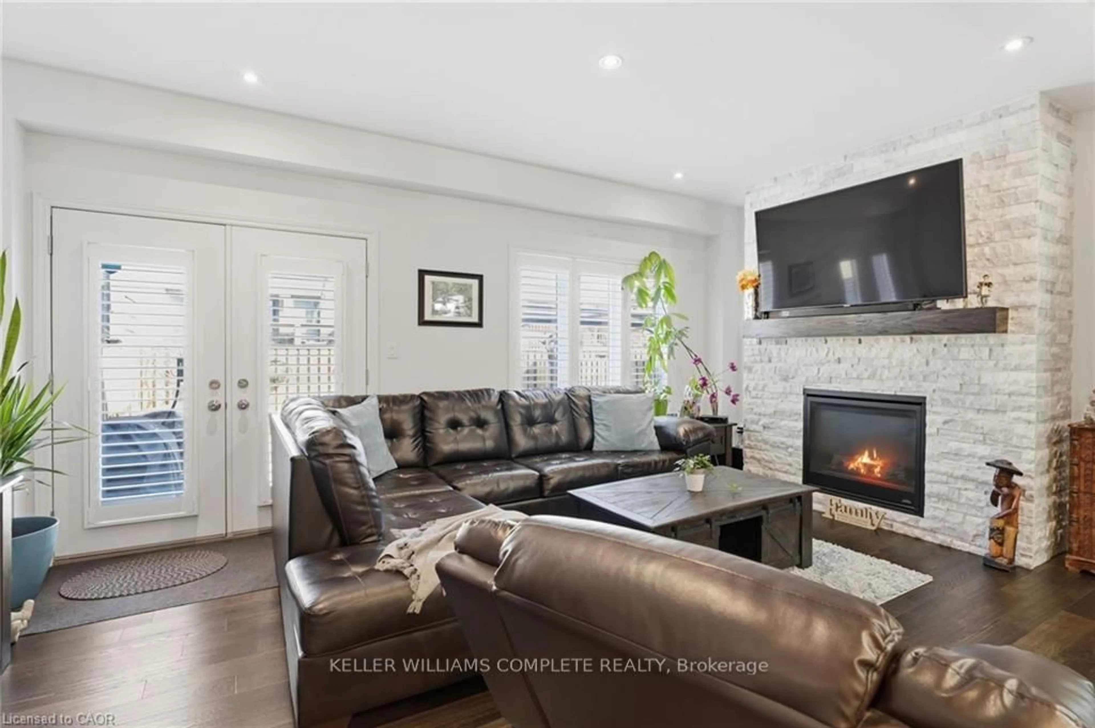 Living room with furniture, ceramic/tile floor for 30 TIMES SQUARE Blvd #31, Hamilton Ontario L8J 0L8