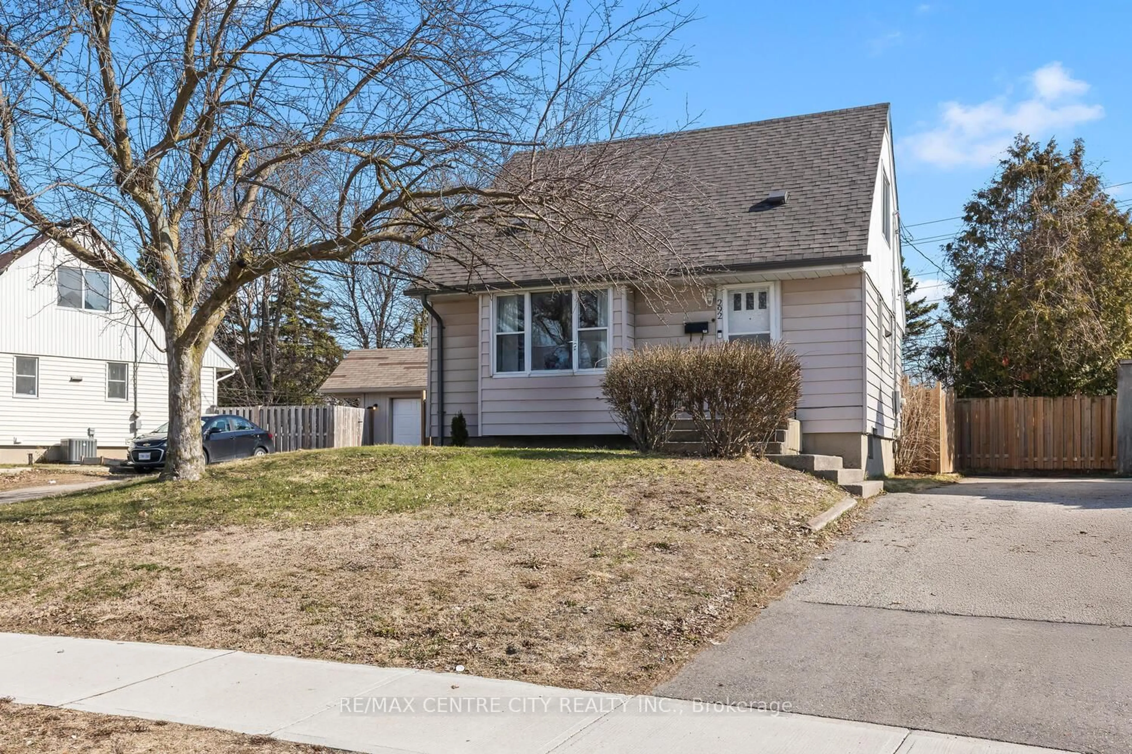 Home with vinyl exterior material, street for 292 Paardeberg Cres, London East Ontario N5Y 1C1