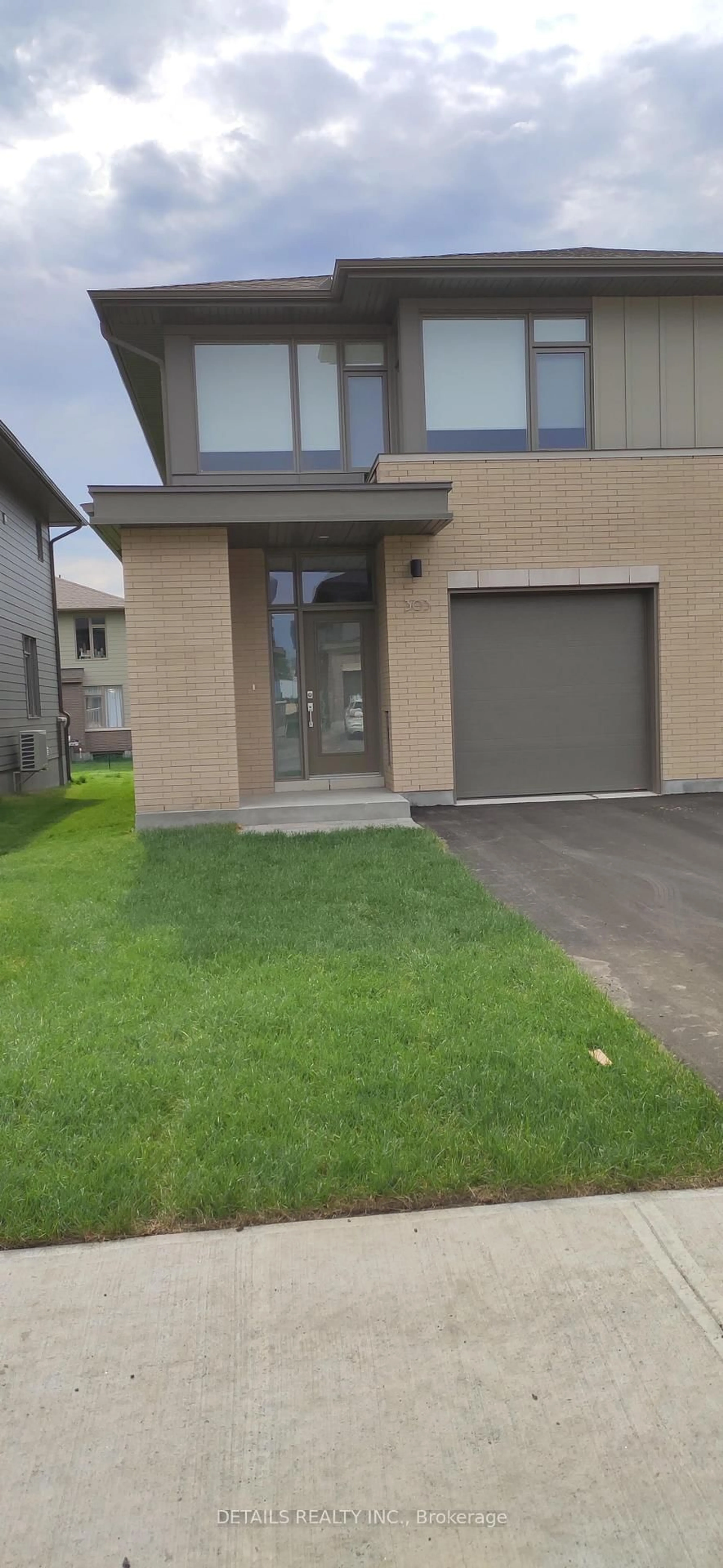 Unknown for 303 Wigwas St, Ottawa Ontario K1K 5A1