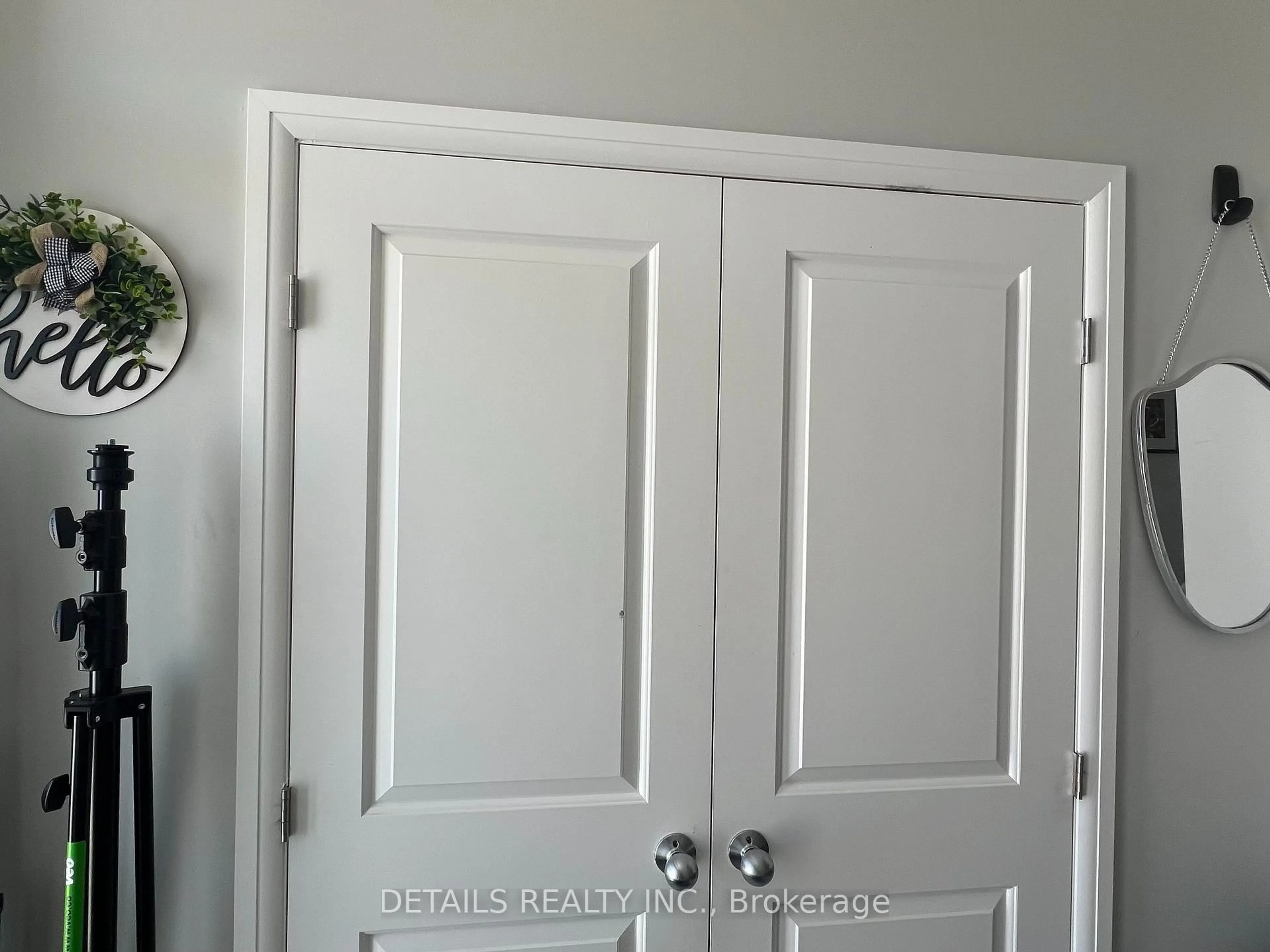 Indoor entryway for 303 Wigwas St, Ottawa Ontario K1K 5A1