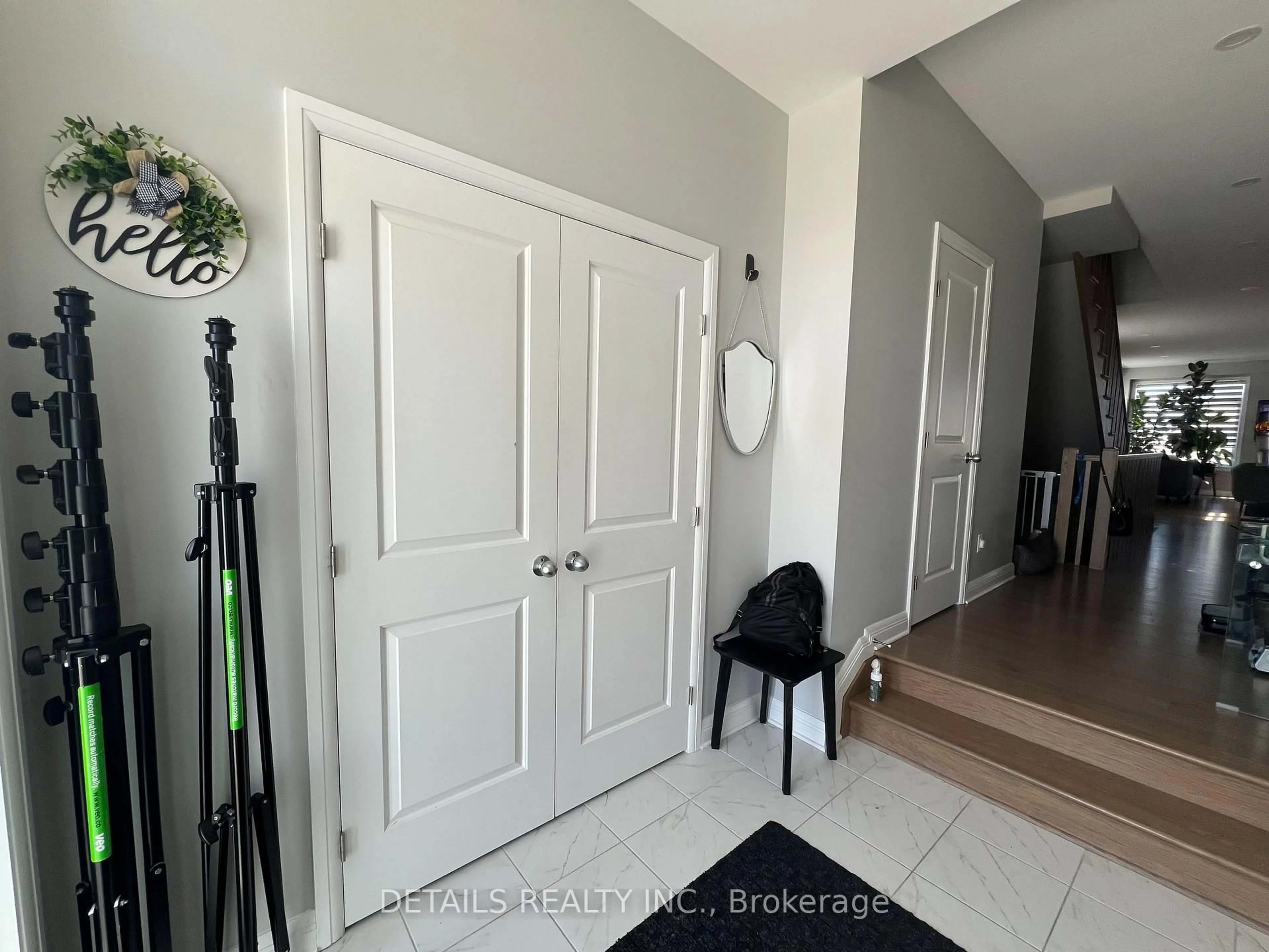 Indoor foyer for 303 Wigwas St, Ottawa Ontario K1K 5A1