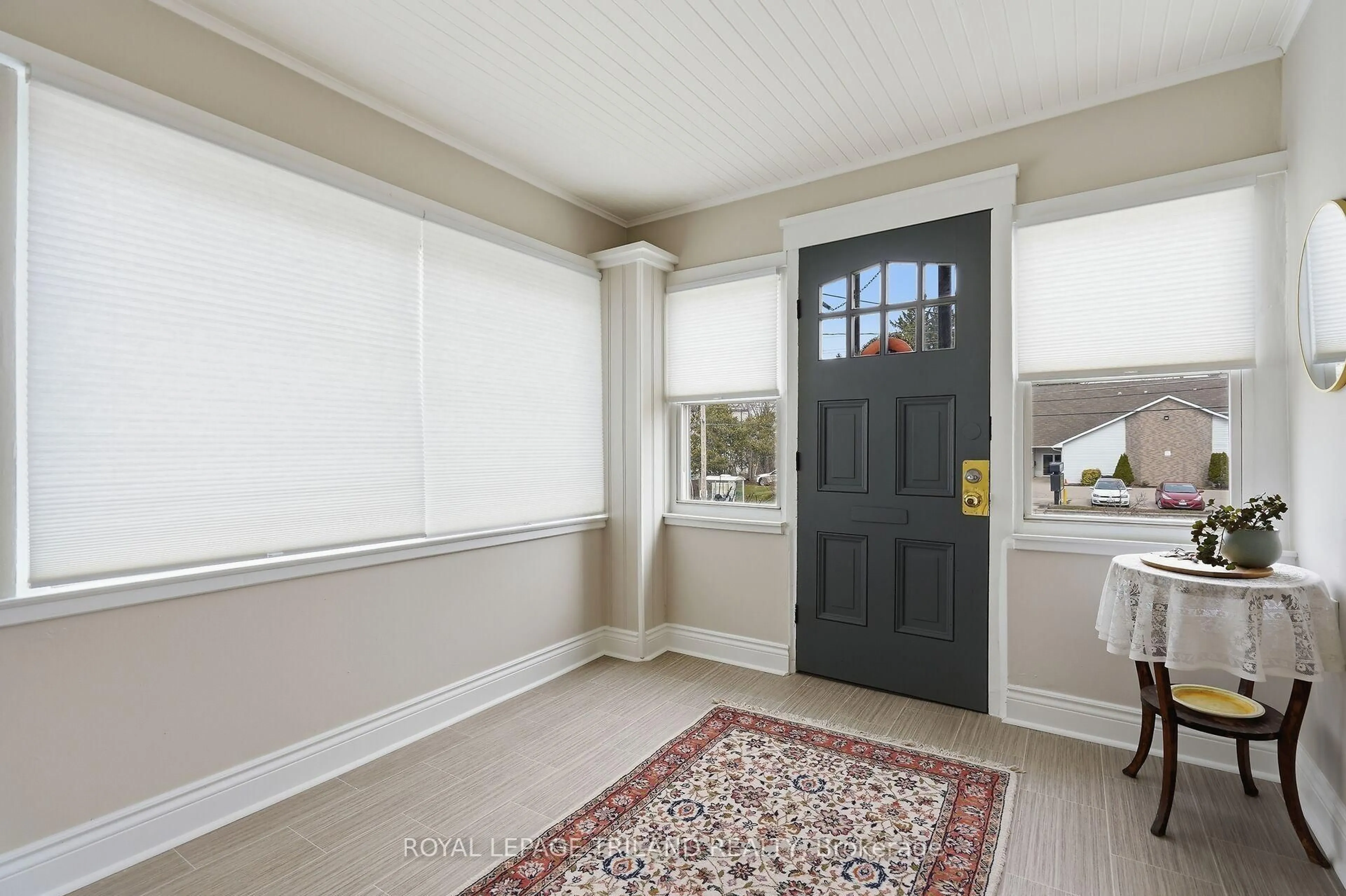 Indoor entryway for 333 Thompson Rd, London South Ontario N5Z 2Z4