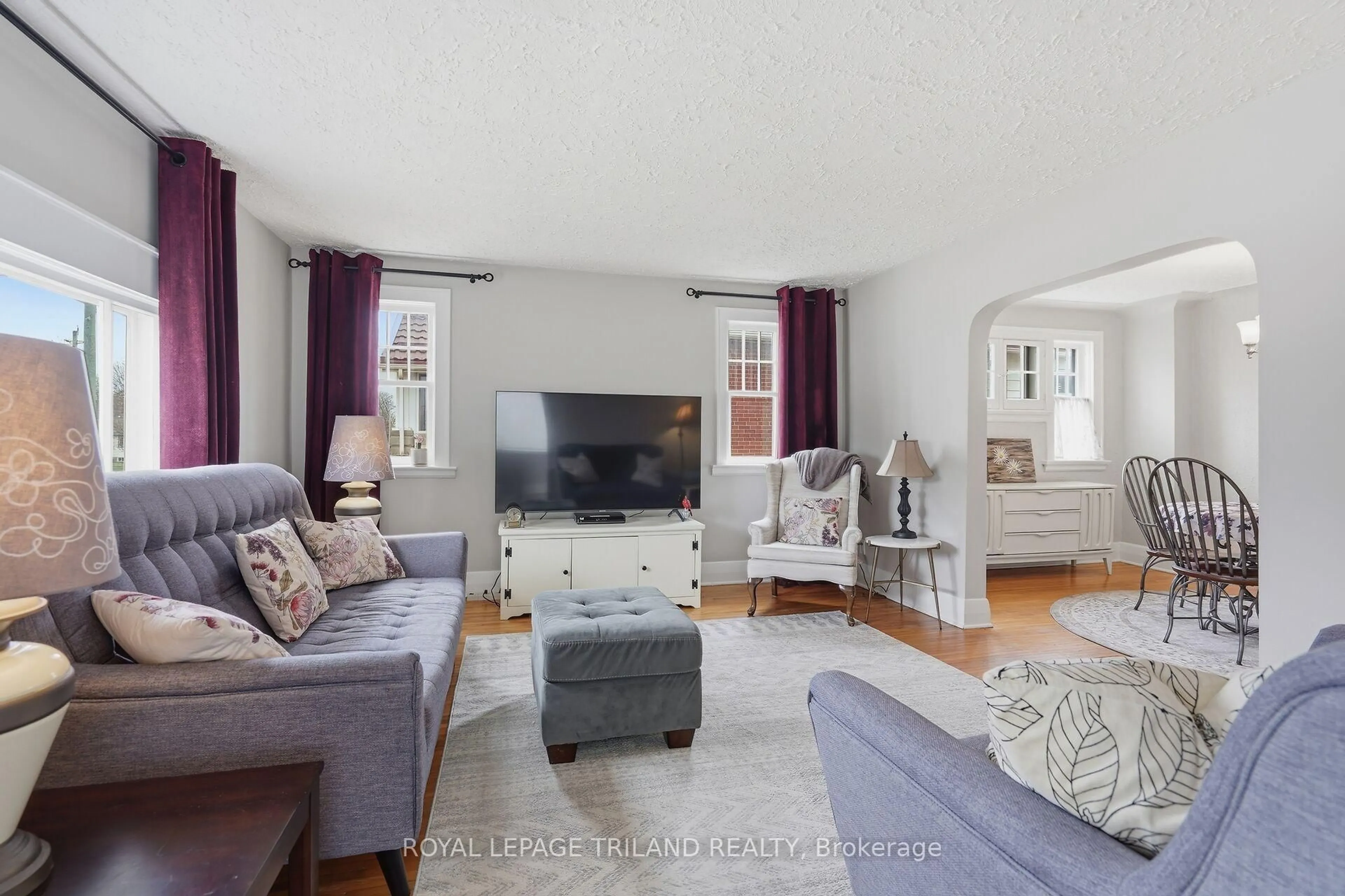 Living room with furniture, unknown for 333 Thompson Rd, London South Ontario N5Z 2Z4