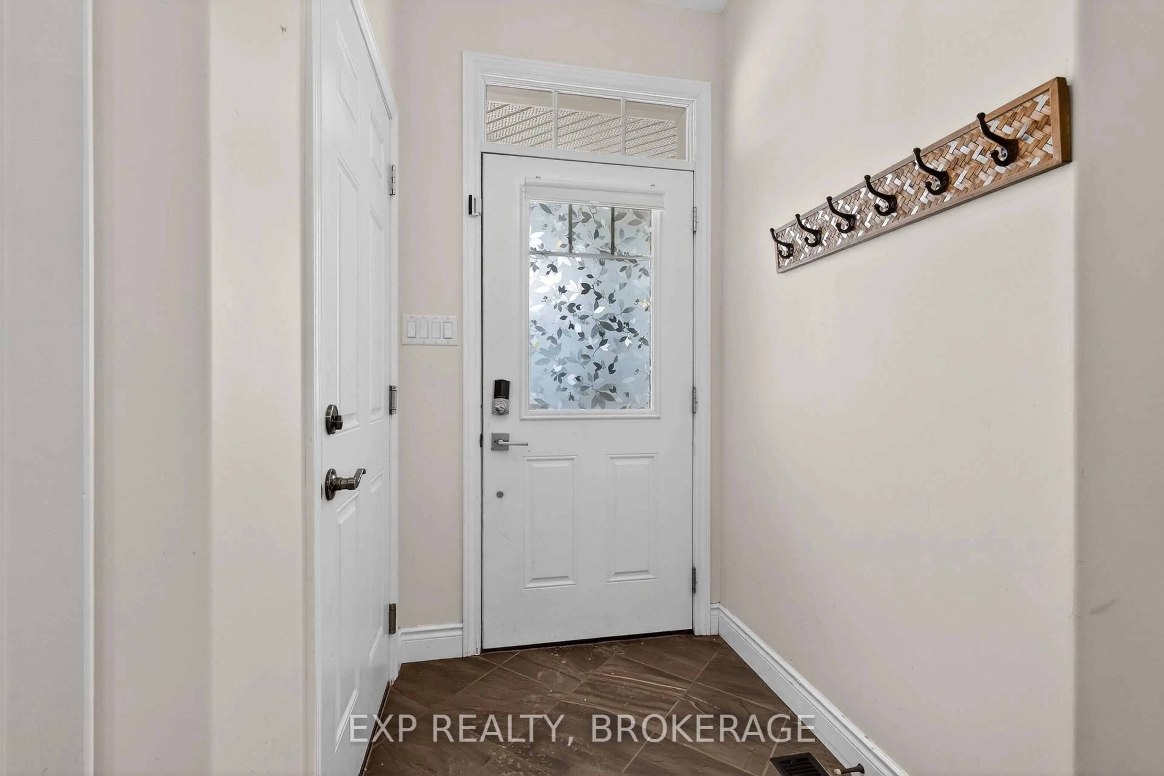 Indoor entryway for 160 MCDONOUGH Cres, Loyalist Ontario K7N 0B3
