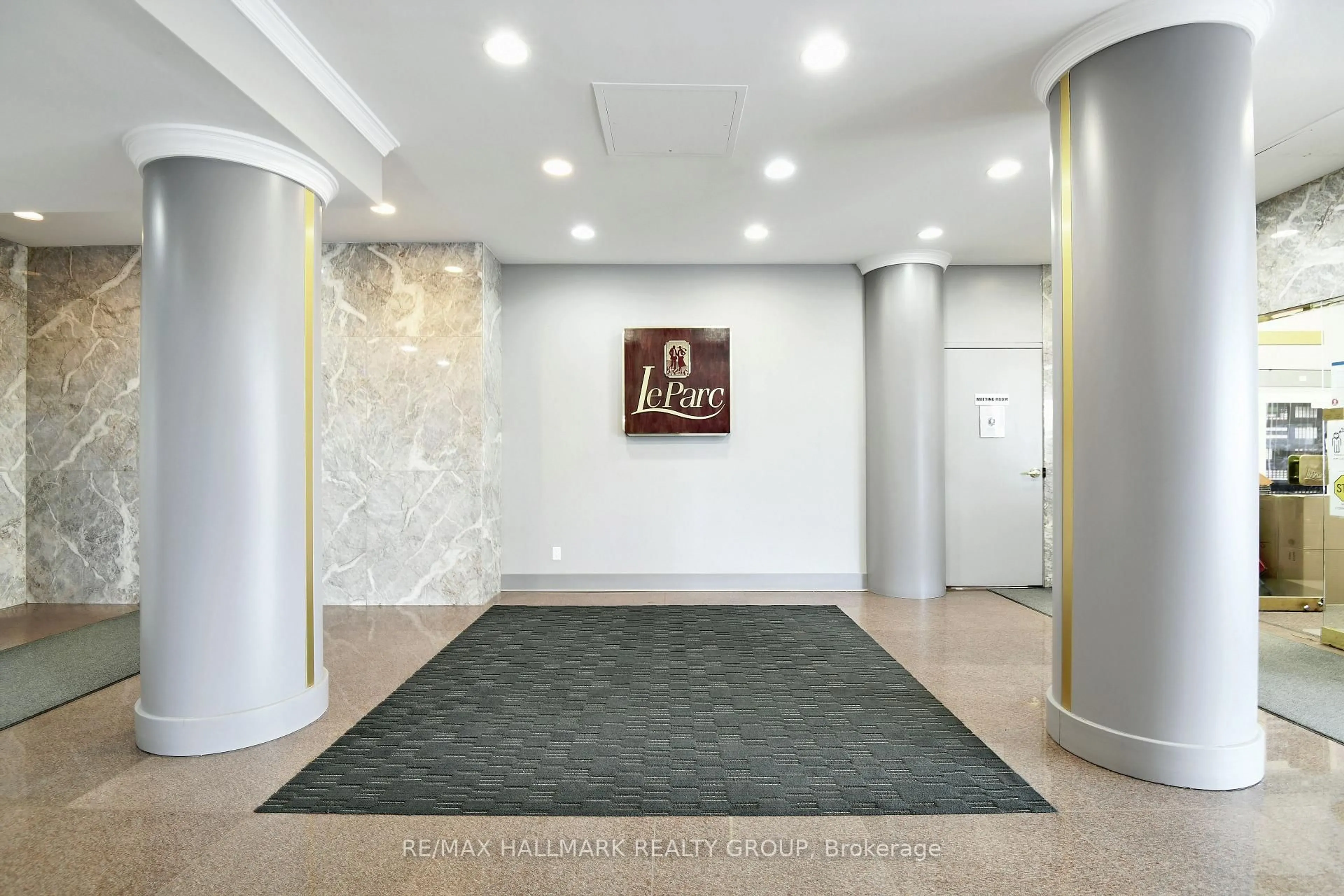 Indoor foyer for 545 St Laurent Blvd #503, Ottawa Ontario K1K 4H9