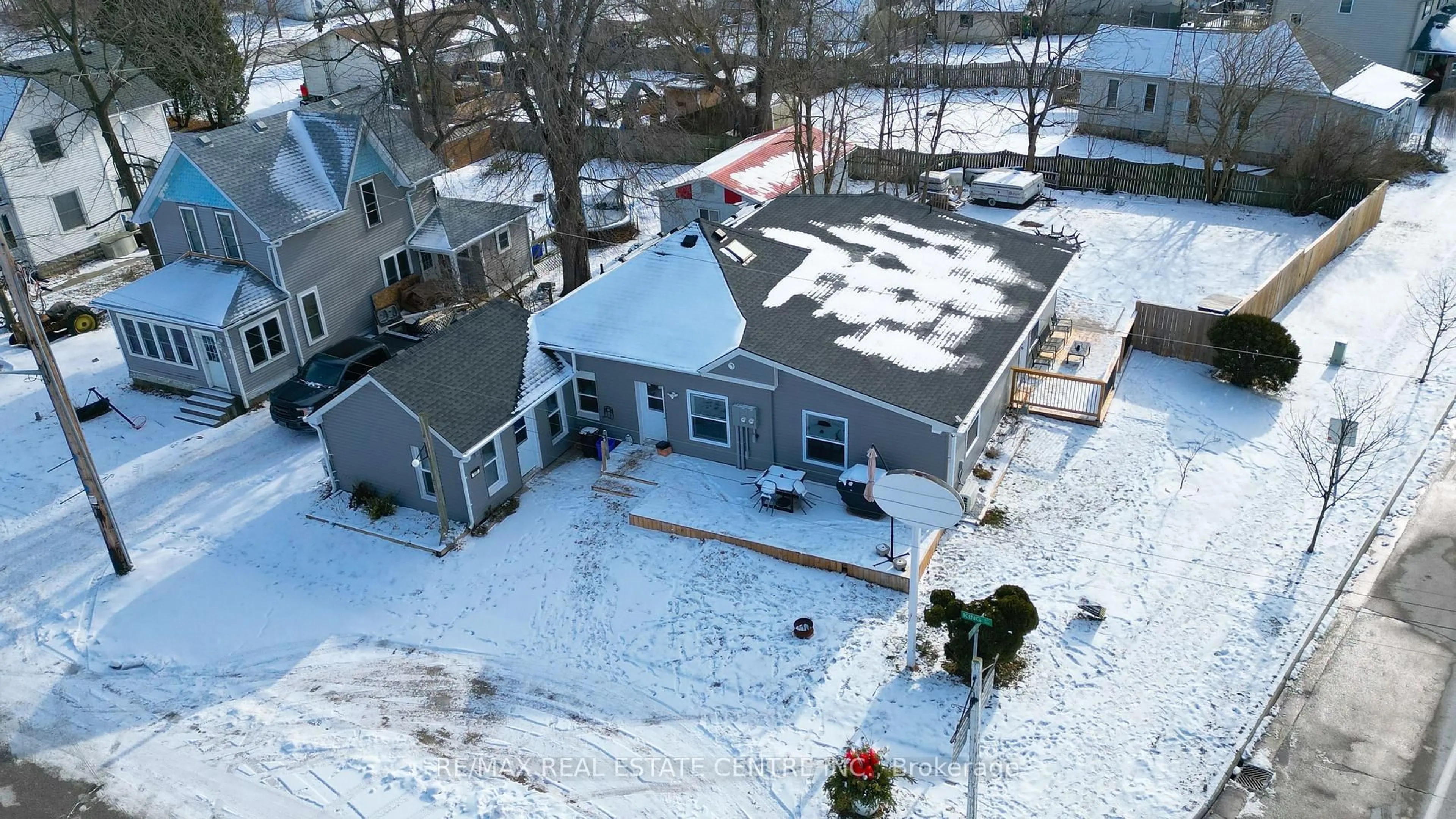 A pic from outside/outdoor area/front of a property/back of a property/a pic from drone, street for 159 King St, St. Clair Ontario N0P 2H0