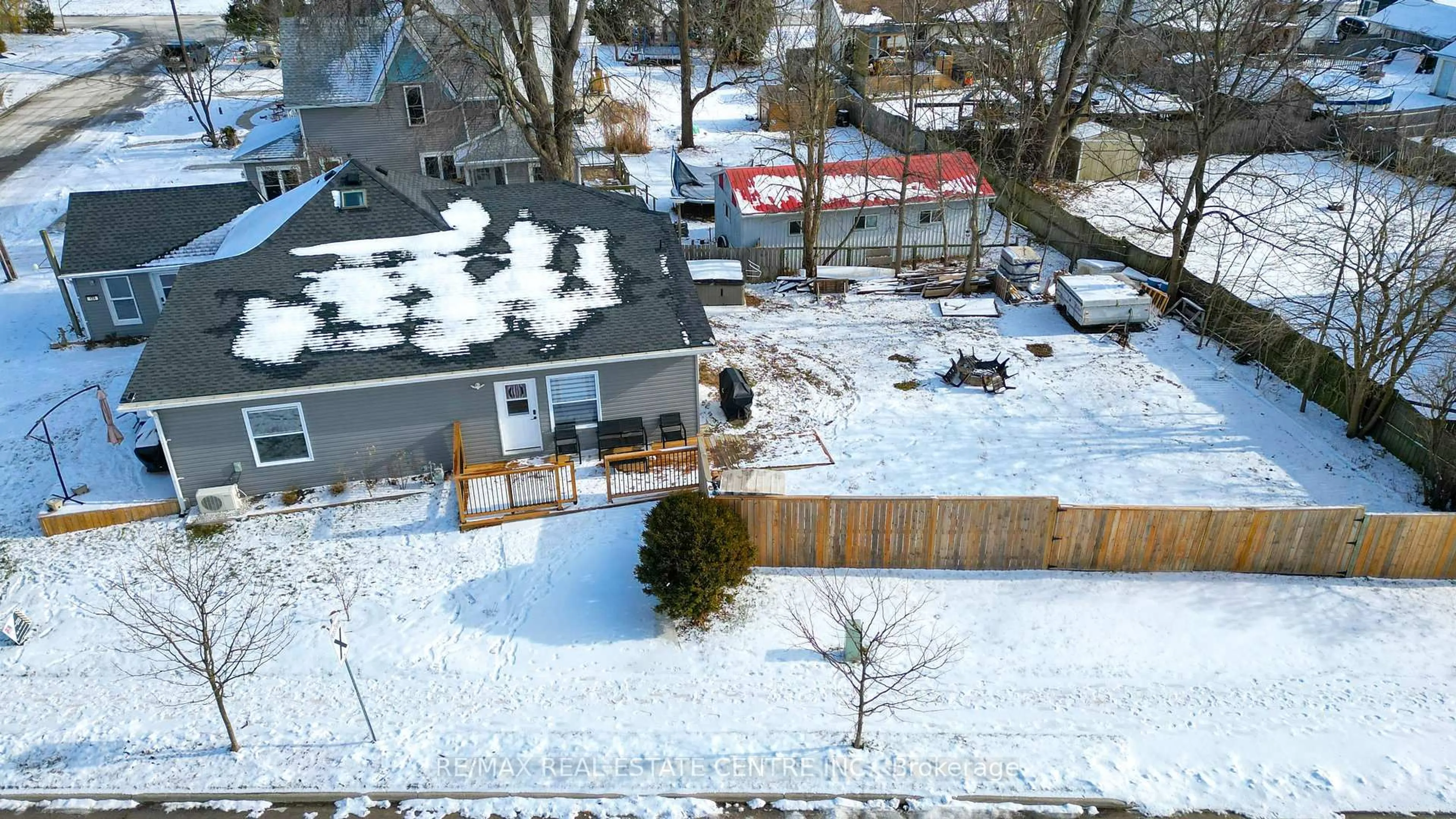 A pic from outside/outdoor area/front of a property/back of a property/a pic from drone, street for 159 King St, St. Clair Ontario N0P 2H0