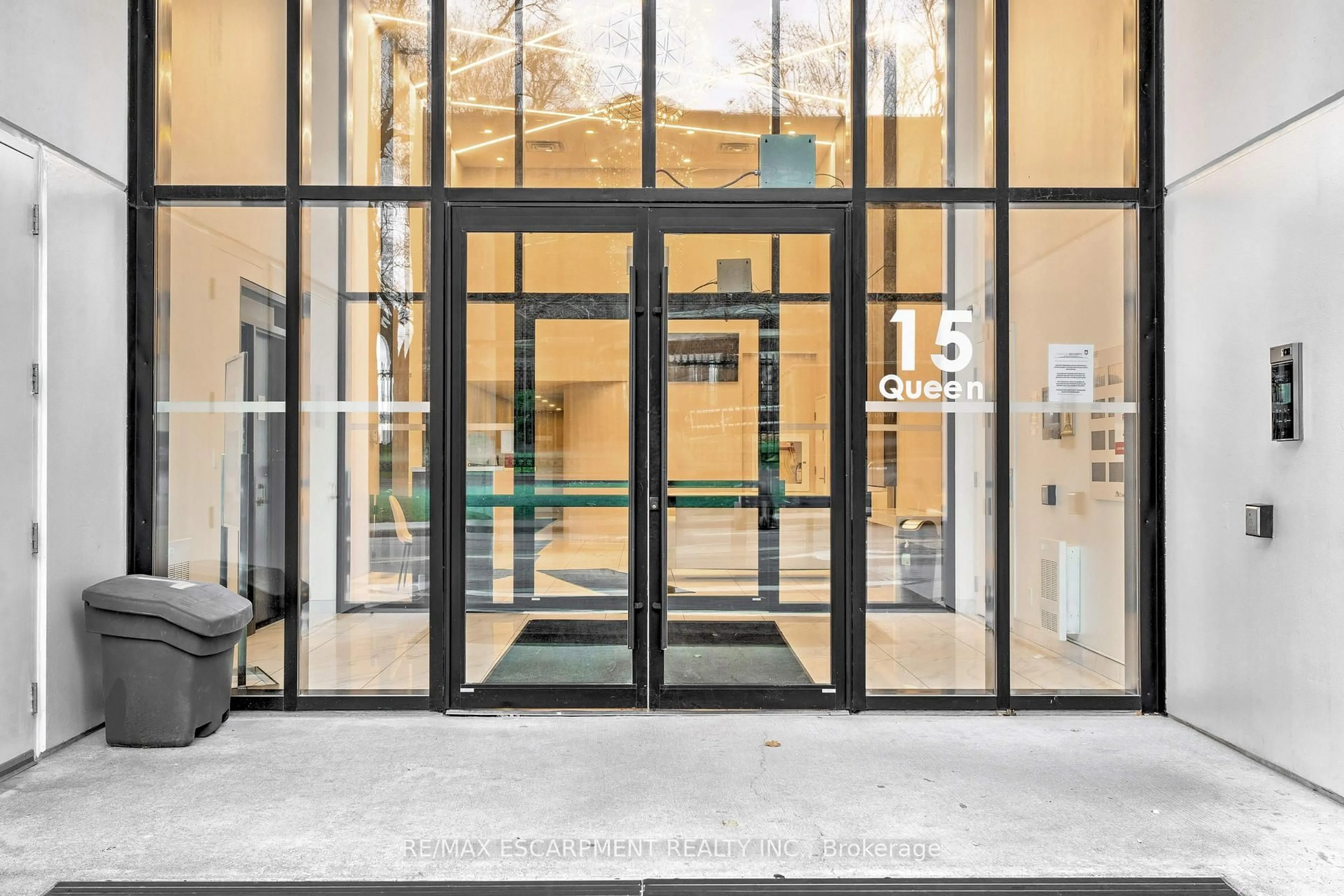 Indoor foyer for 15 Queen St #2308, Hamilton Ontario L8P 0C6