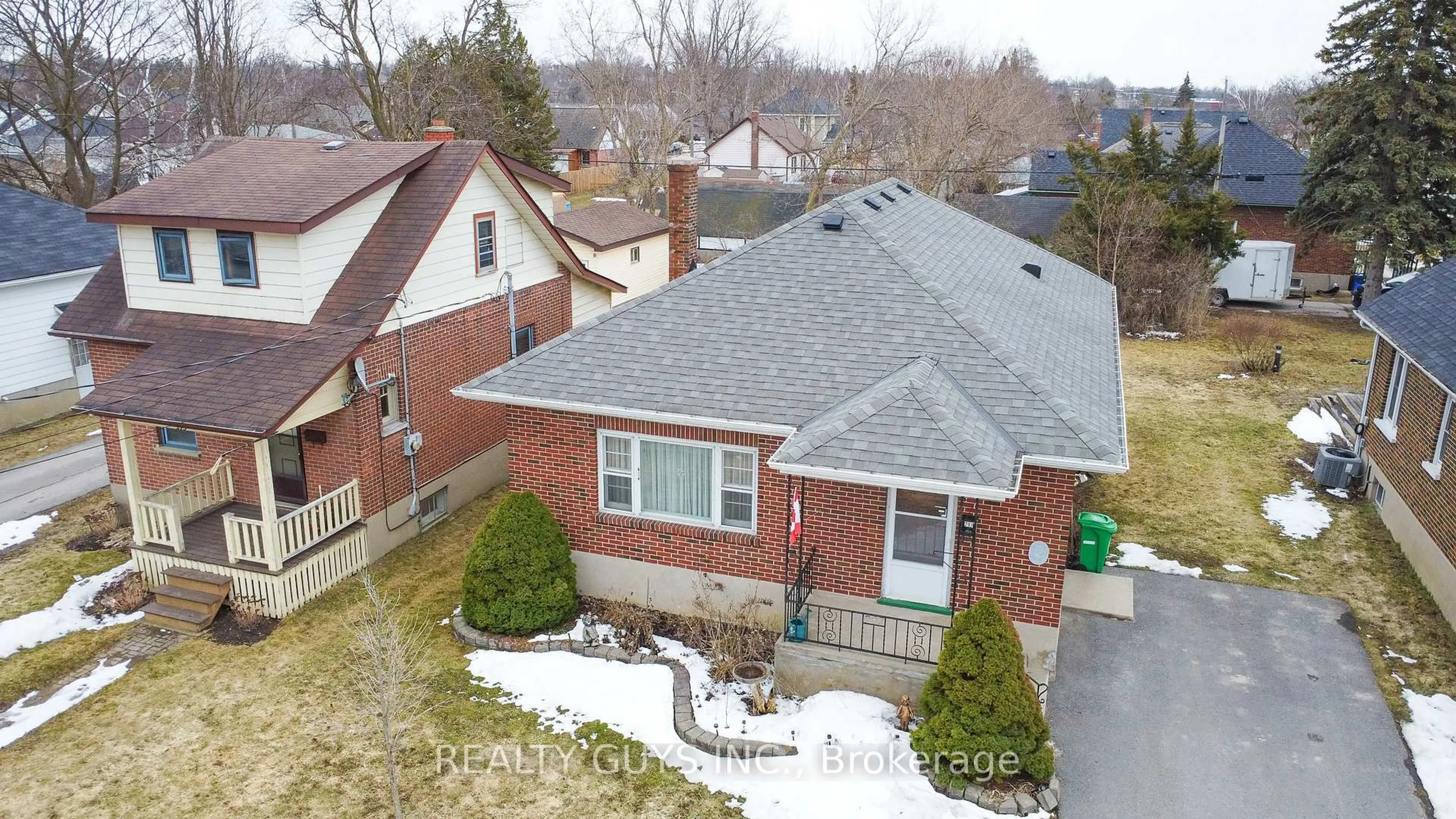 A pic from outside/outdoor area/front of a property/back of a property/a pic from drone, street for 297 King George St, Peterborough Ontario K9J 1R7