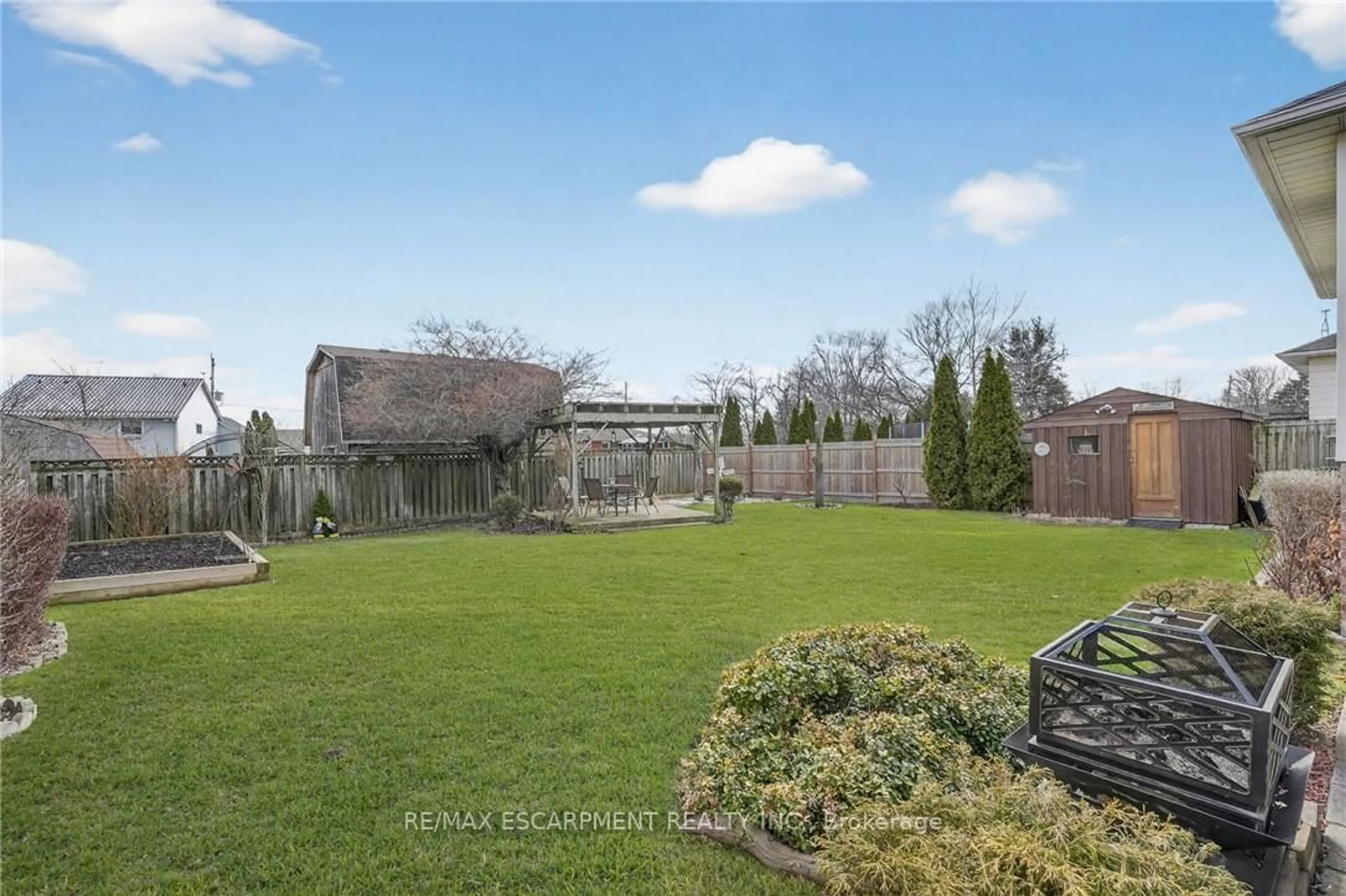 A pic from outside/outdoor area/front of a property/back of a property/a pic from drone, unknown for 8 Killins St, West Lincoln Ontario L0R 2A0