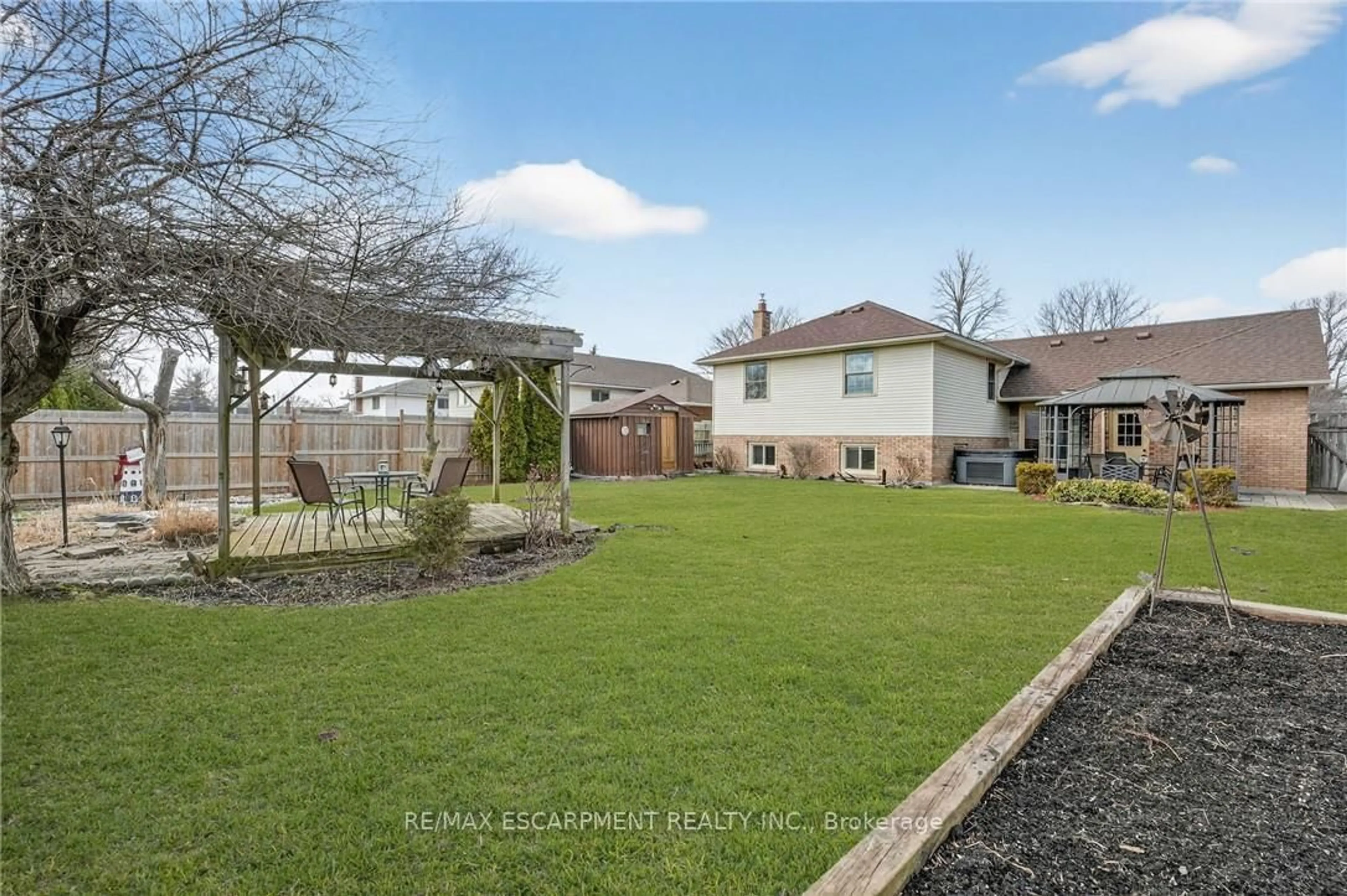 A pic from outside/outdoor area/front of a property/back of a property/a pic from drone, street for 8 Killins St, West Lincoln Ontario L0R 2A0