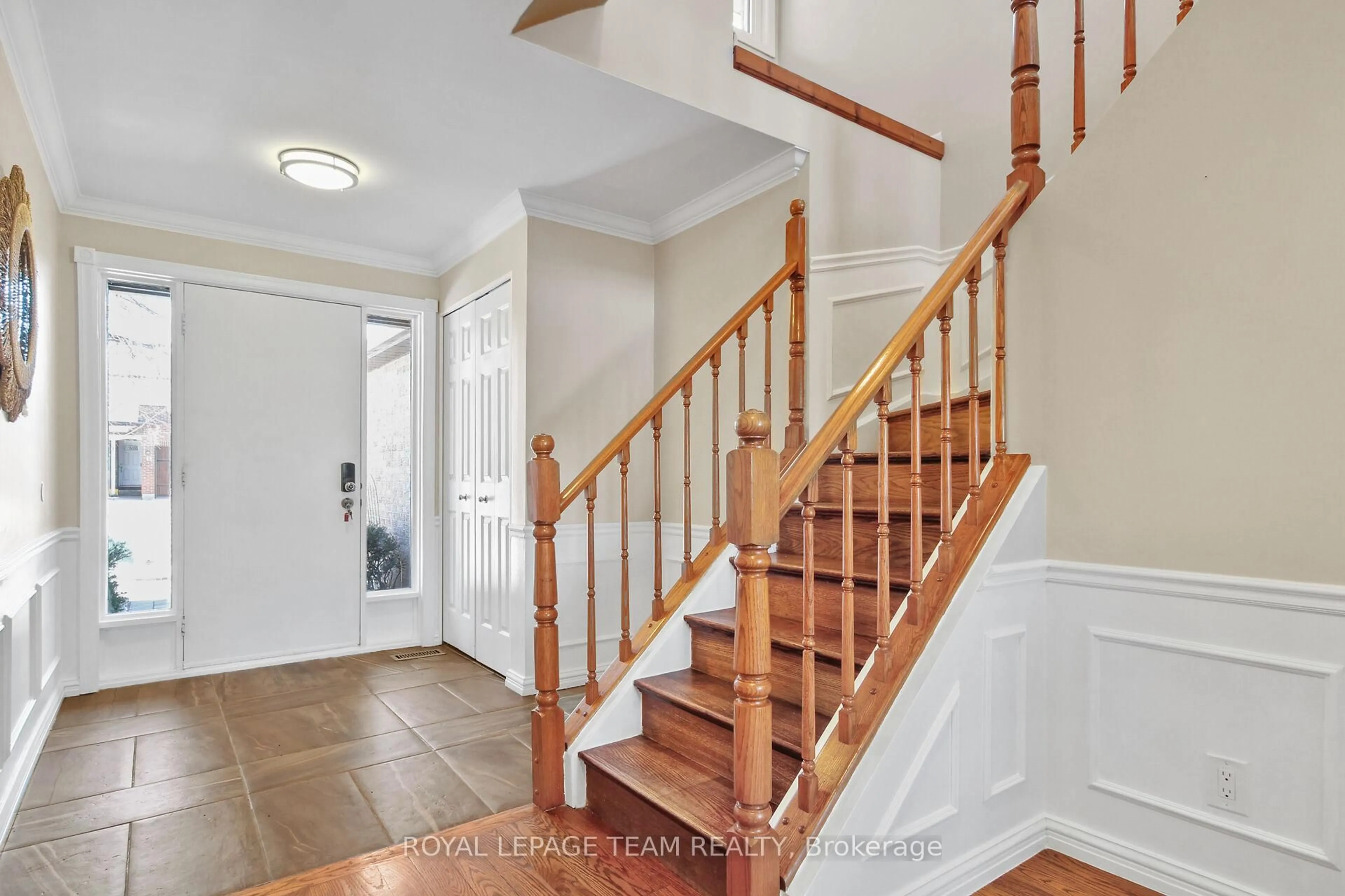 Indoor entryway for 8 Huntsman Cres, Kanata Ontario K2M 1J2