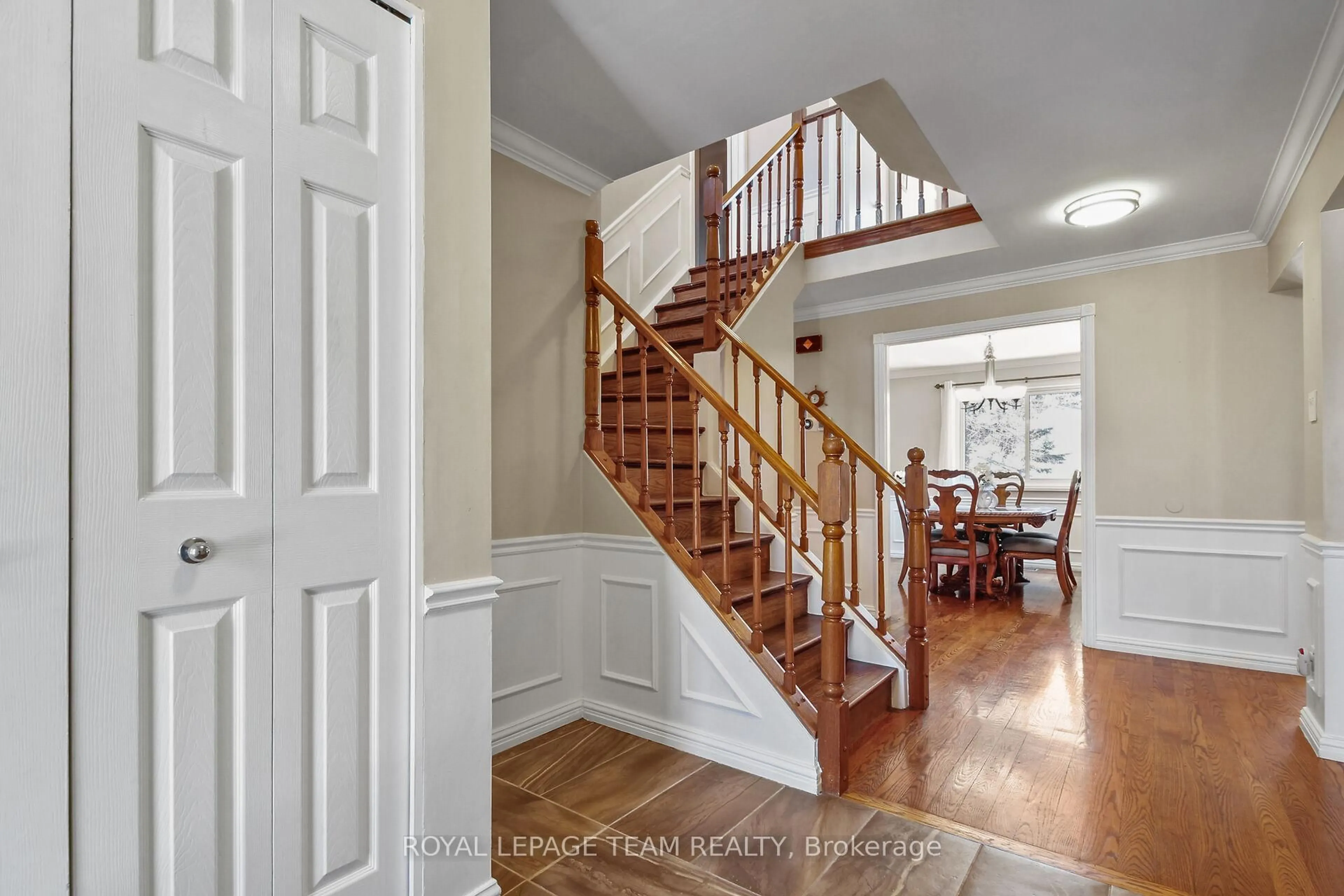 Indoor entryway for 8 Huntsman Cres, Kanata Ontario K2M 1J2