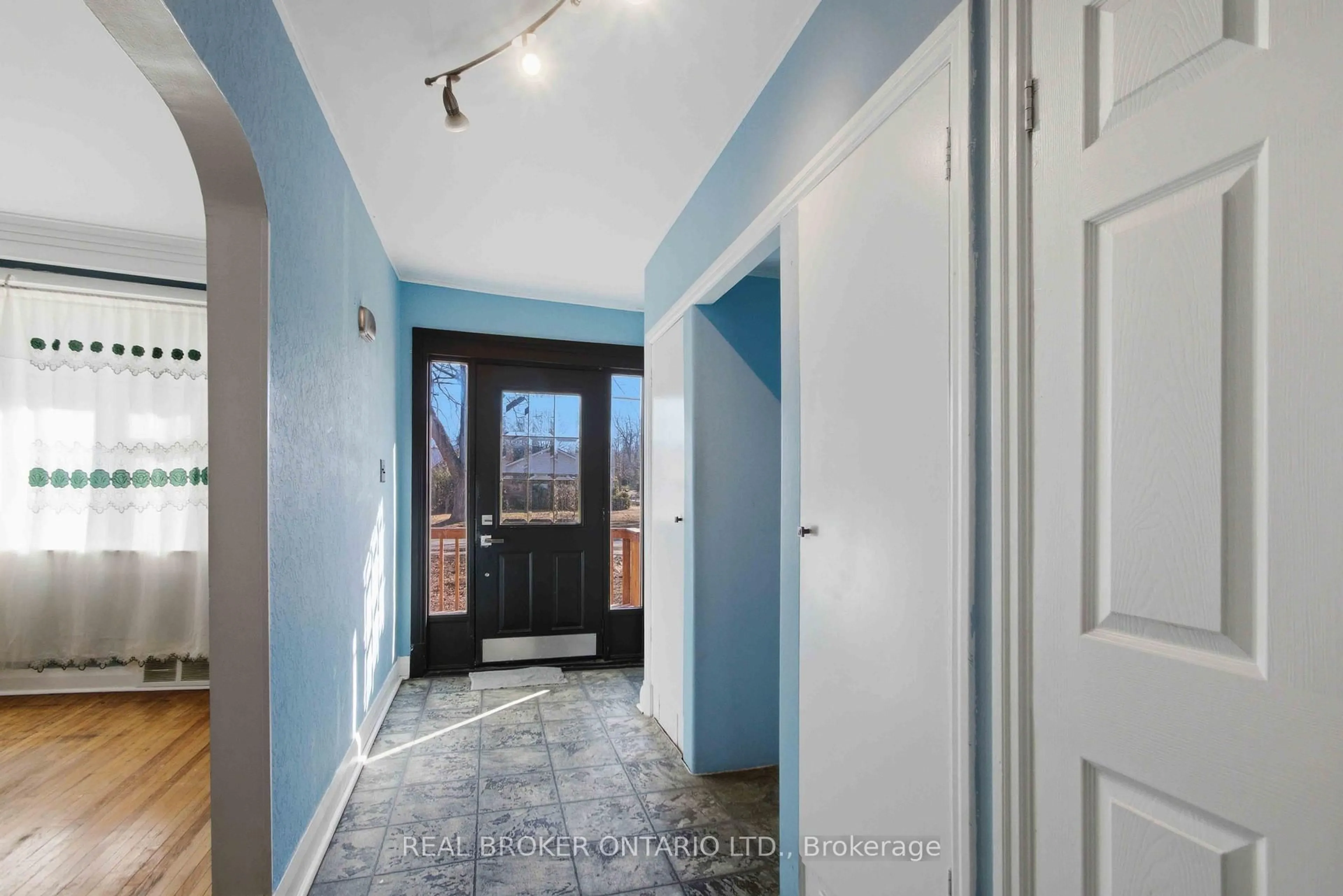 Indoor entryway for 250 Macdonald Ave, Belleville Ontario K8N 3Y9