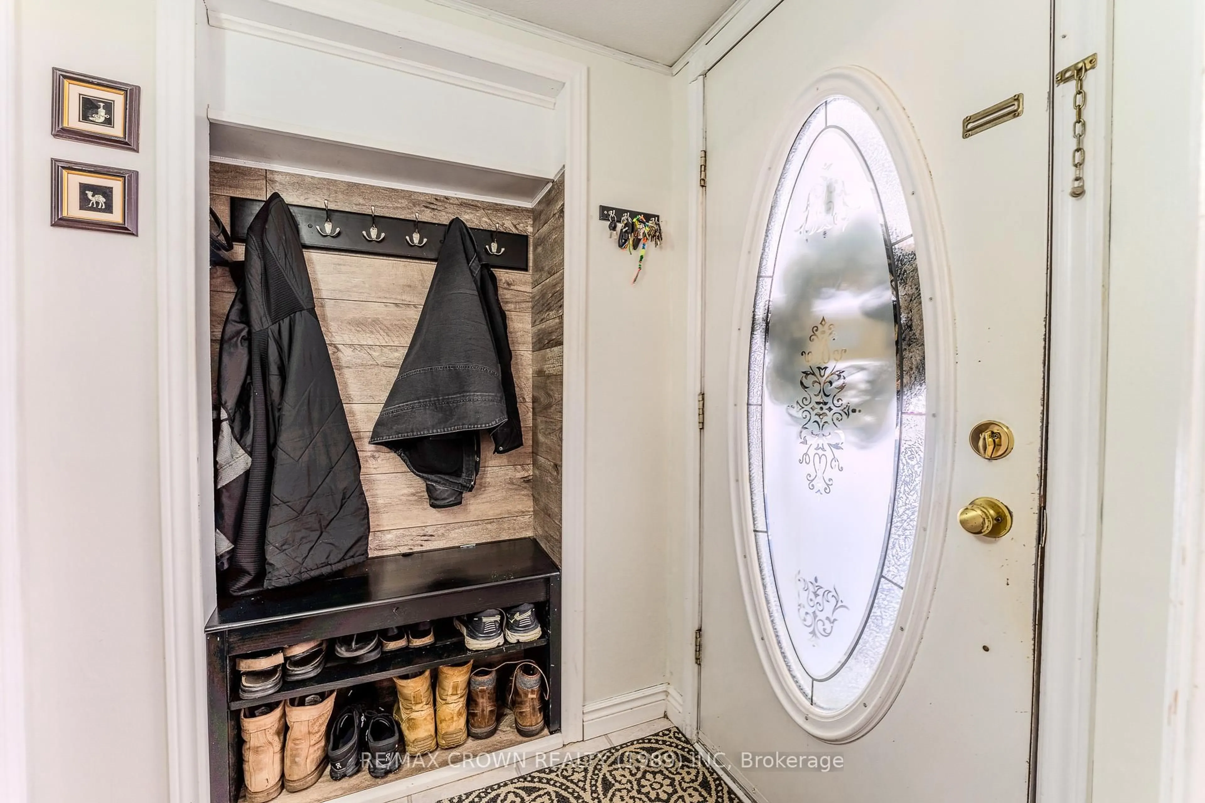 Indoor entryway for 281 Arthur St, West Nipissing Ontario P2B 3B4