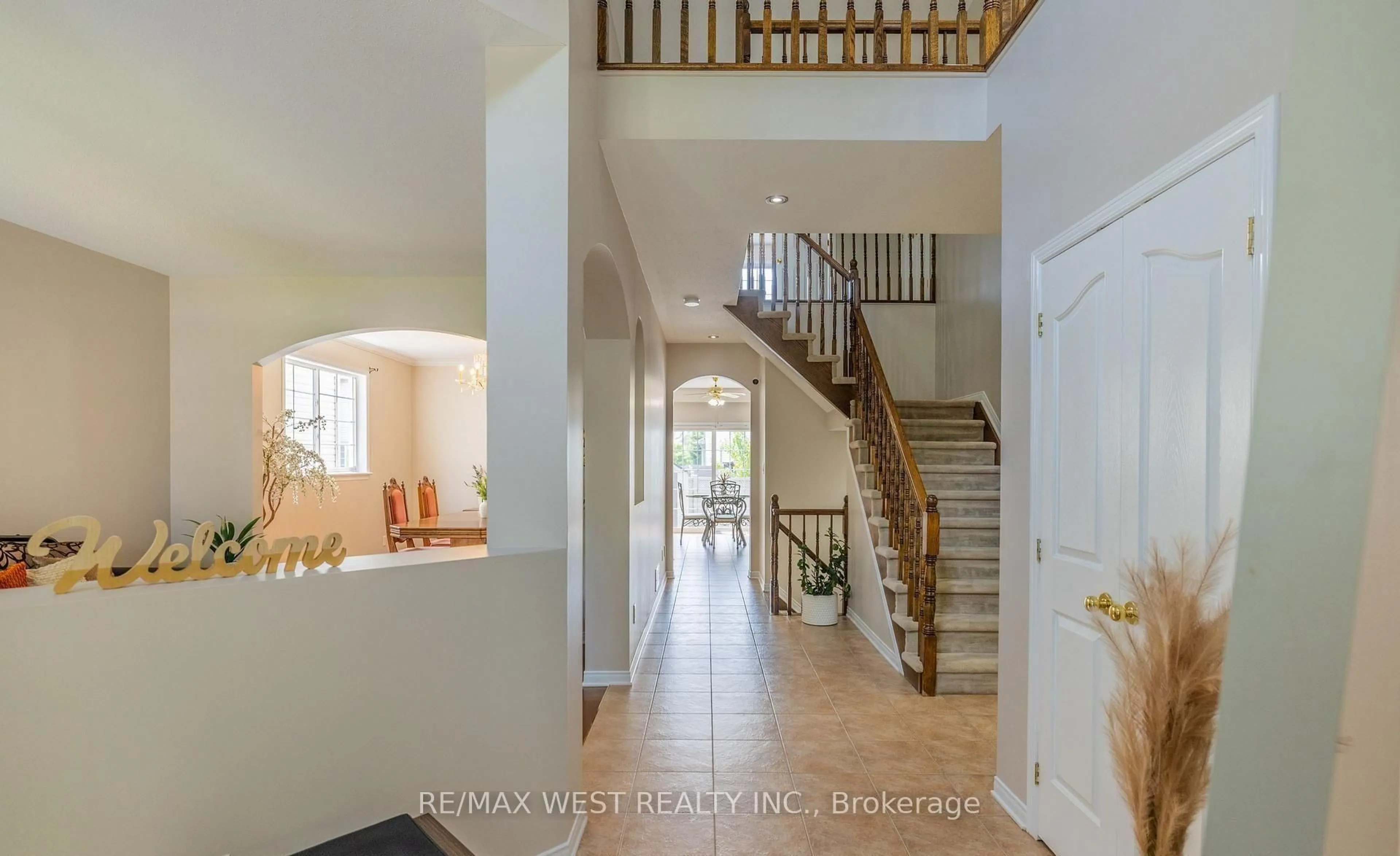 Indoor entryway for 214 Castlegarth Cres, Ottawa Ontario K2J 5N6