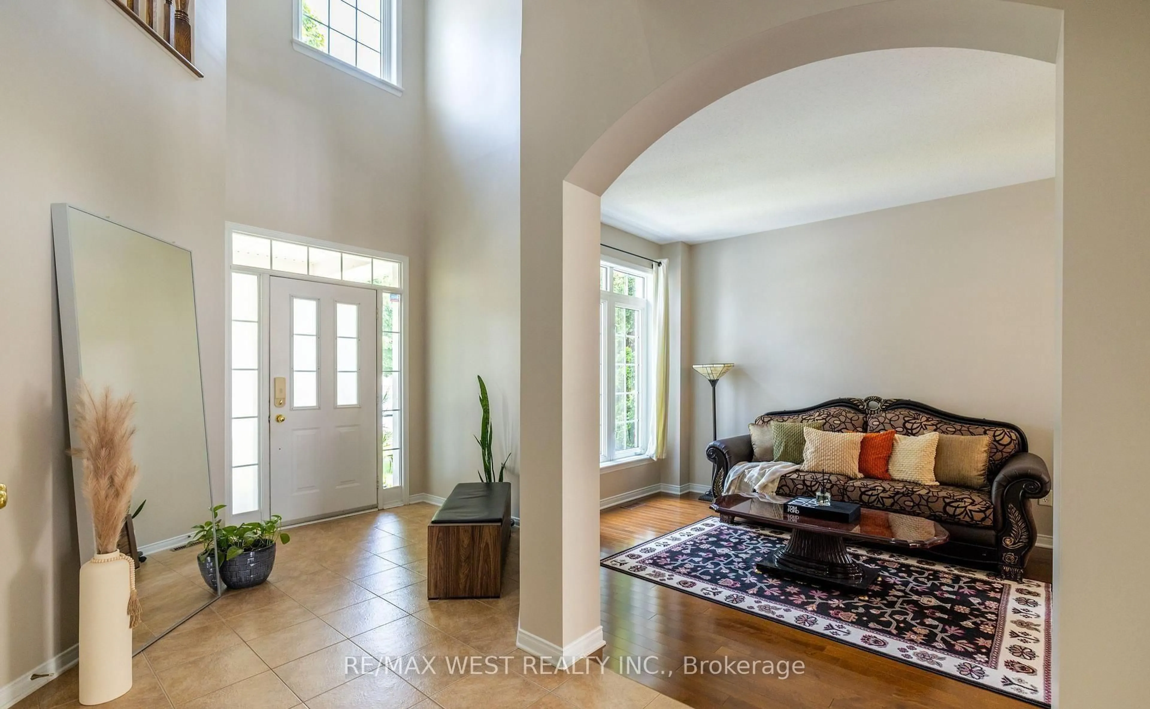 Indoor entryway for 214 Castlegarth Cres, Ottawa Ontario K2J 5N6