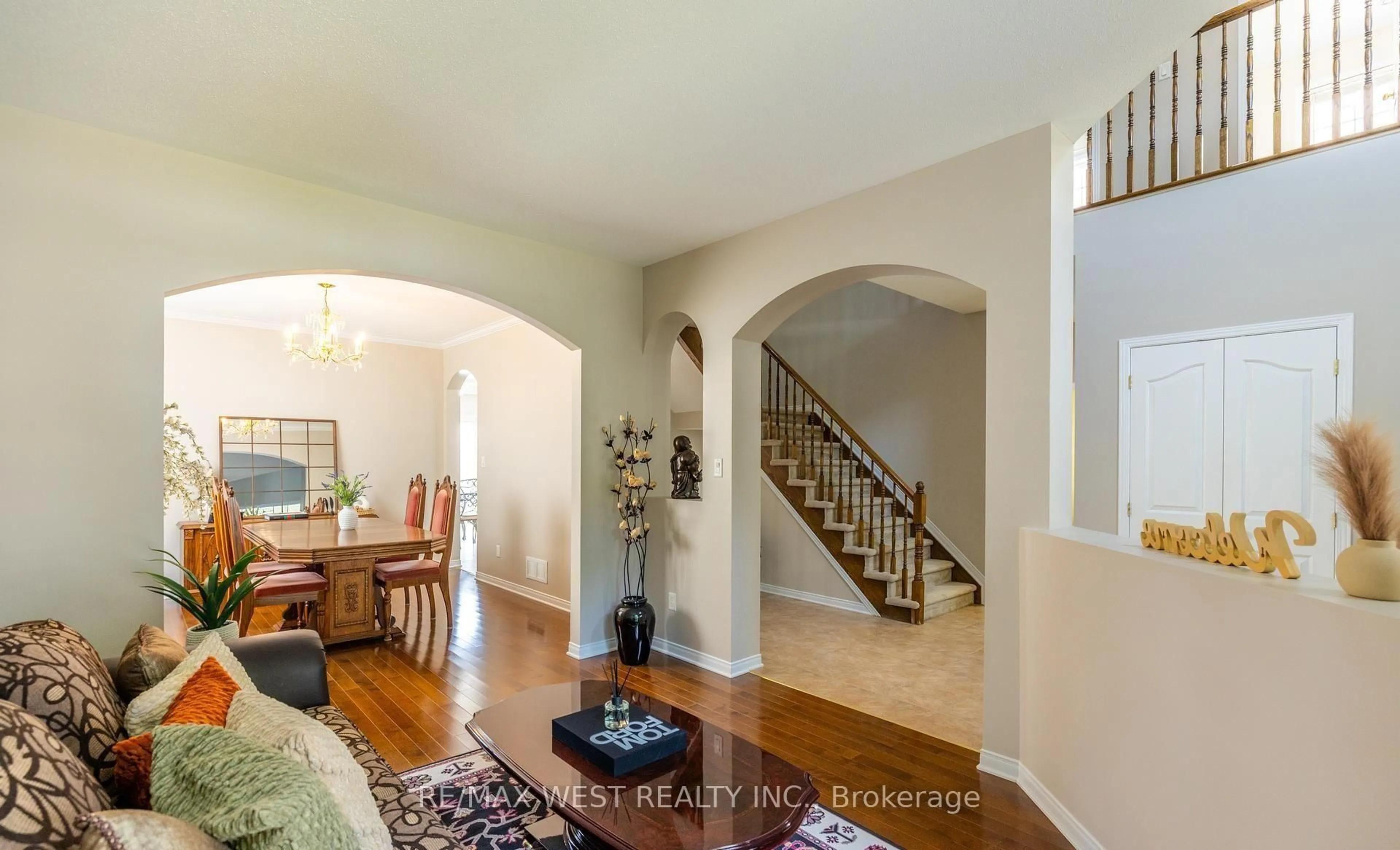 Indoor entryway for 214 Castlegarth Cres, Ottawa Ontario K2J 5N6