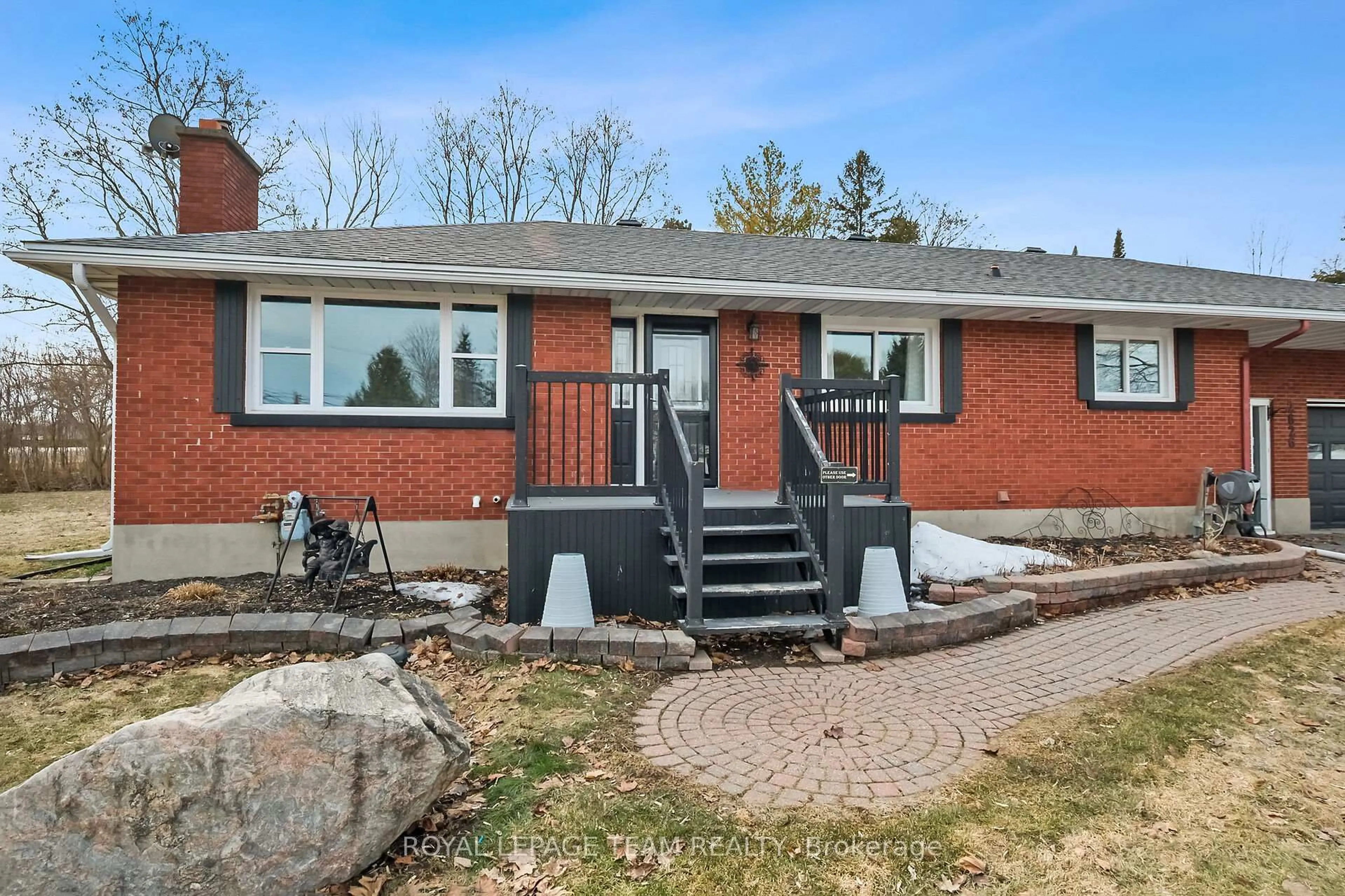 Home with brick exterior material, street for 2626 Brentwood Ave, Metcalfe Ontario K0A 2P0