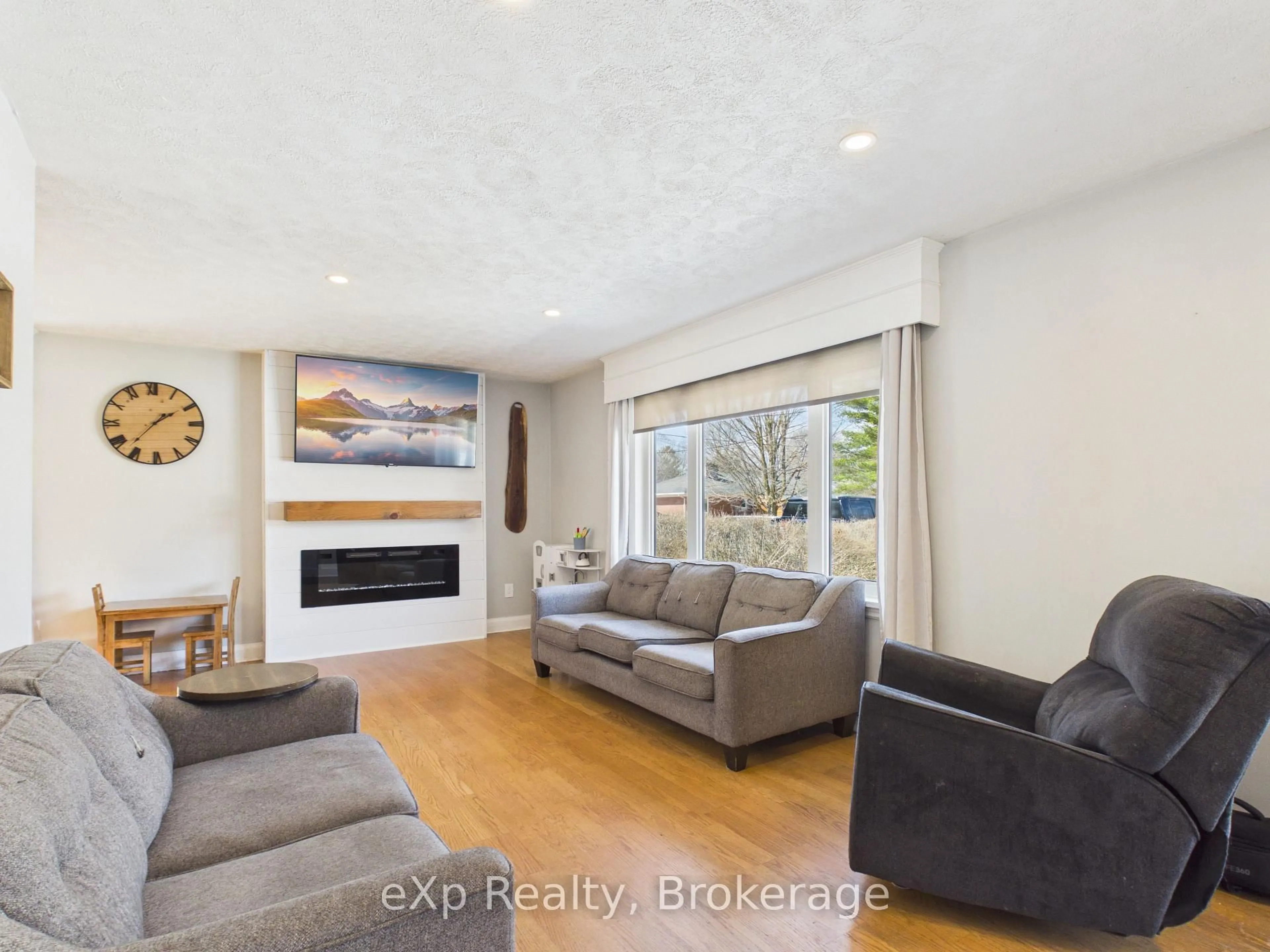 Living room with furniture, unknown for 40 Johnstone Blvd, Brockton Ontario N0G 2V0