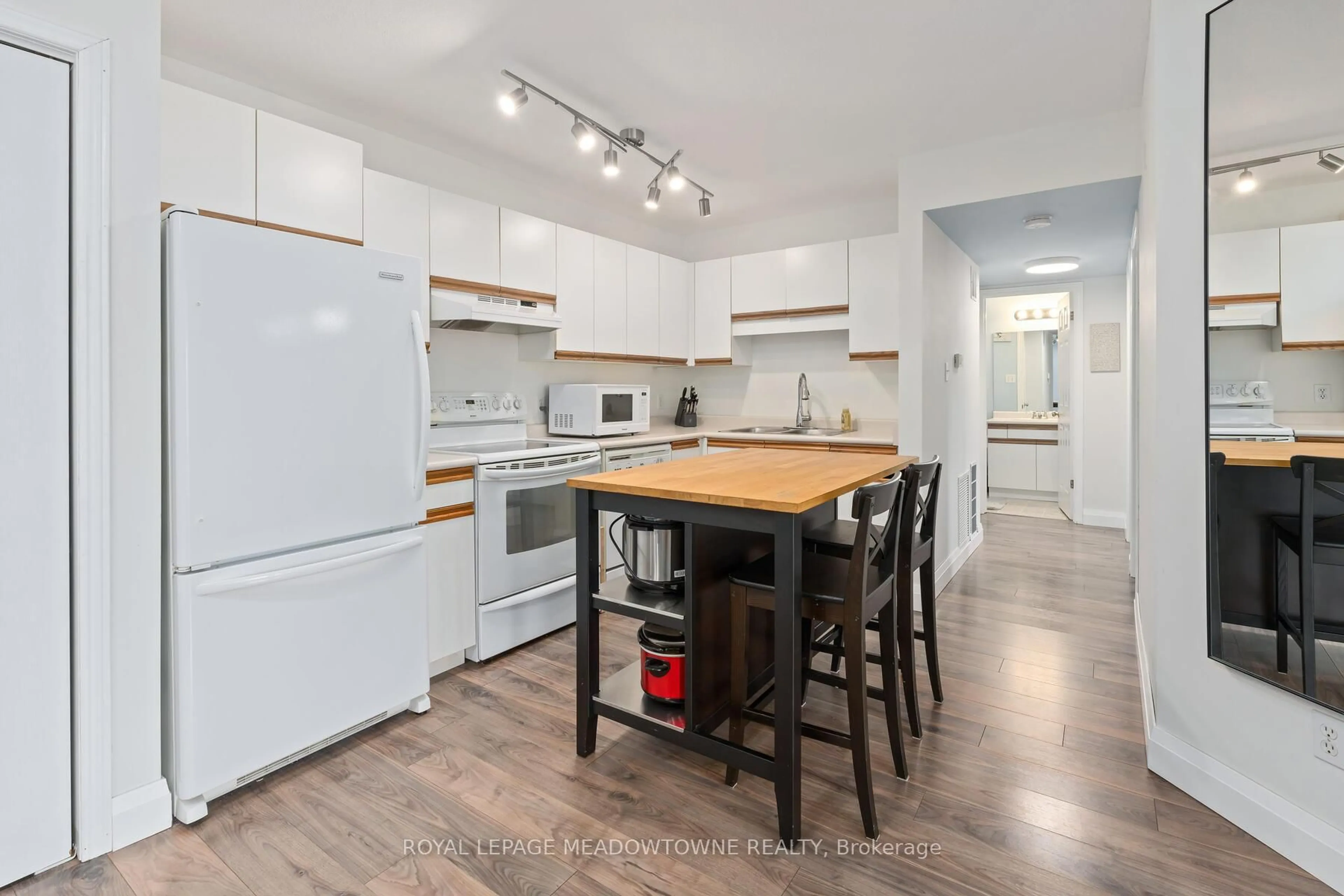 Standard kitchen, wood/laminate floor for 264 Alma St #301, Guelph/Eramosa Ontario N0B 2K0
