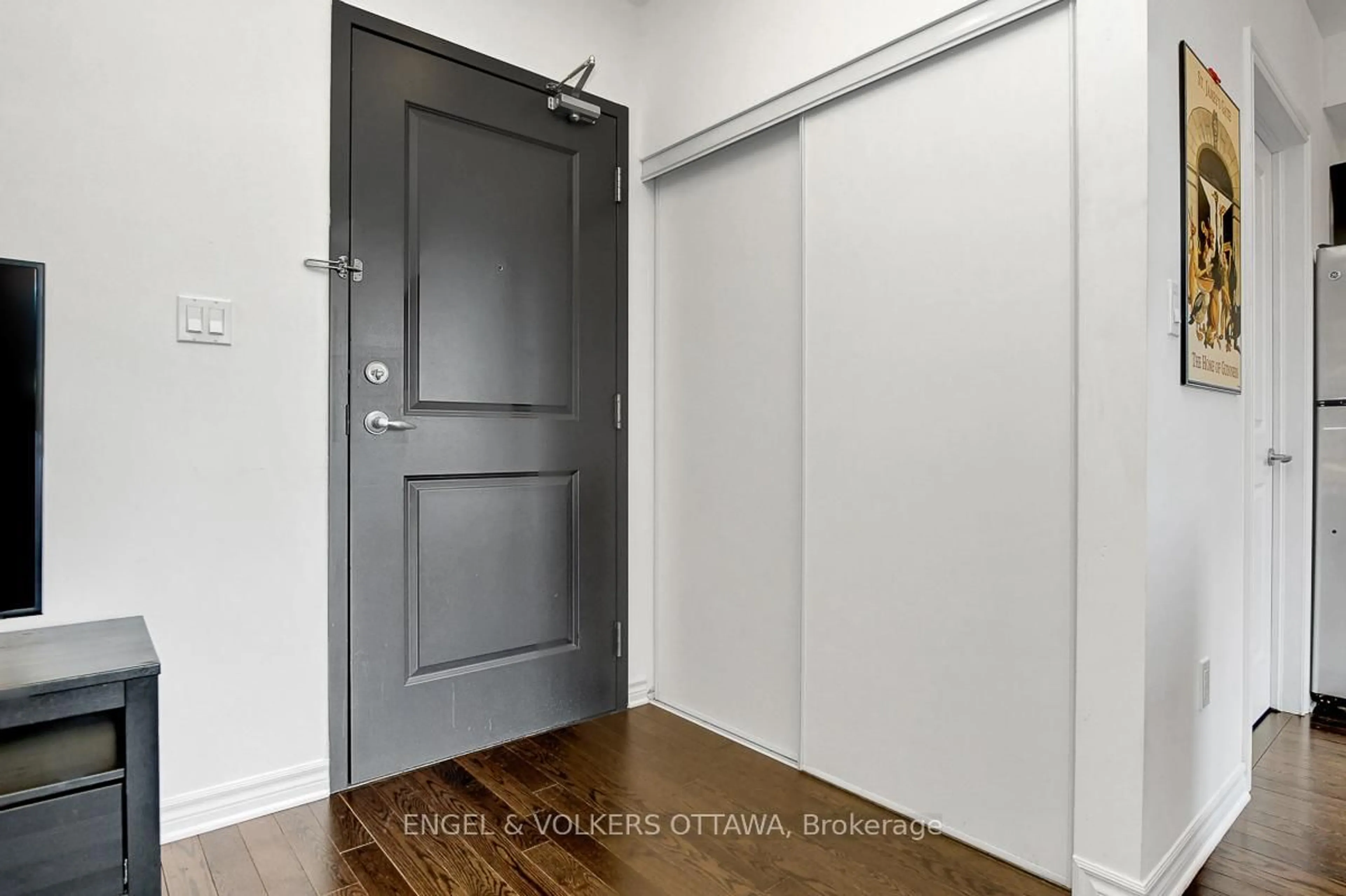 Indoor entryway for 429 Kent St #428, Ottawa Ontario K2P 1B5