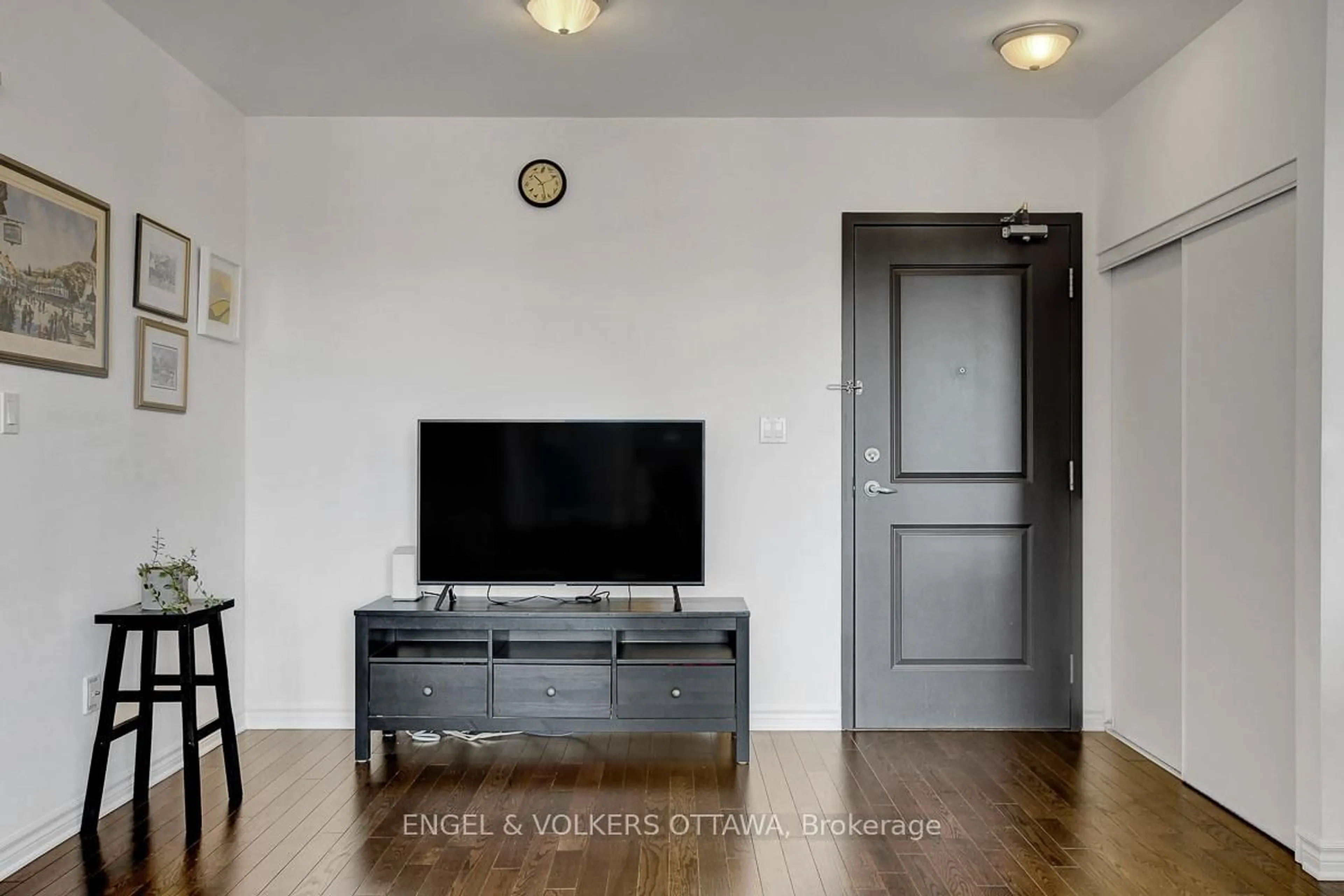 A pic of a room for 429 Kent St #428, Ottawa Ontario K2P 1B5